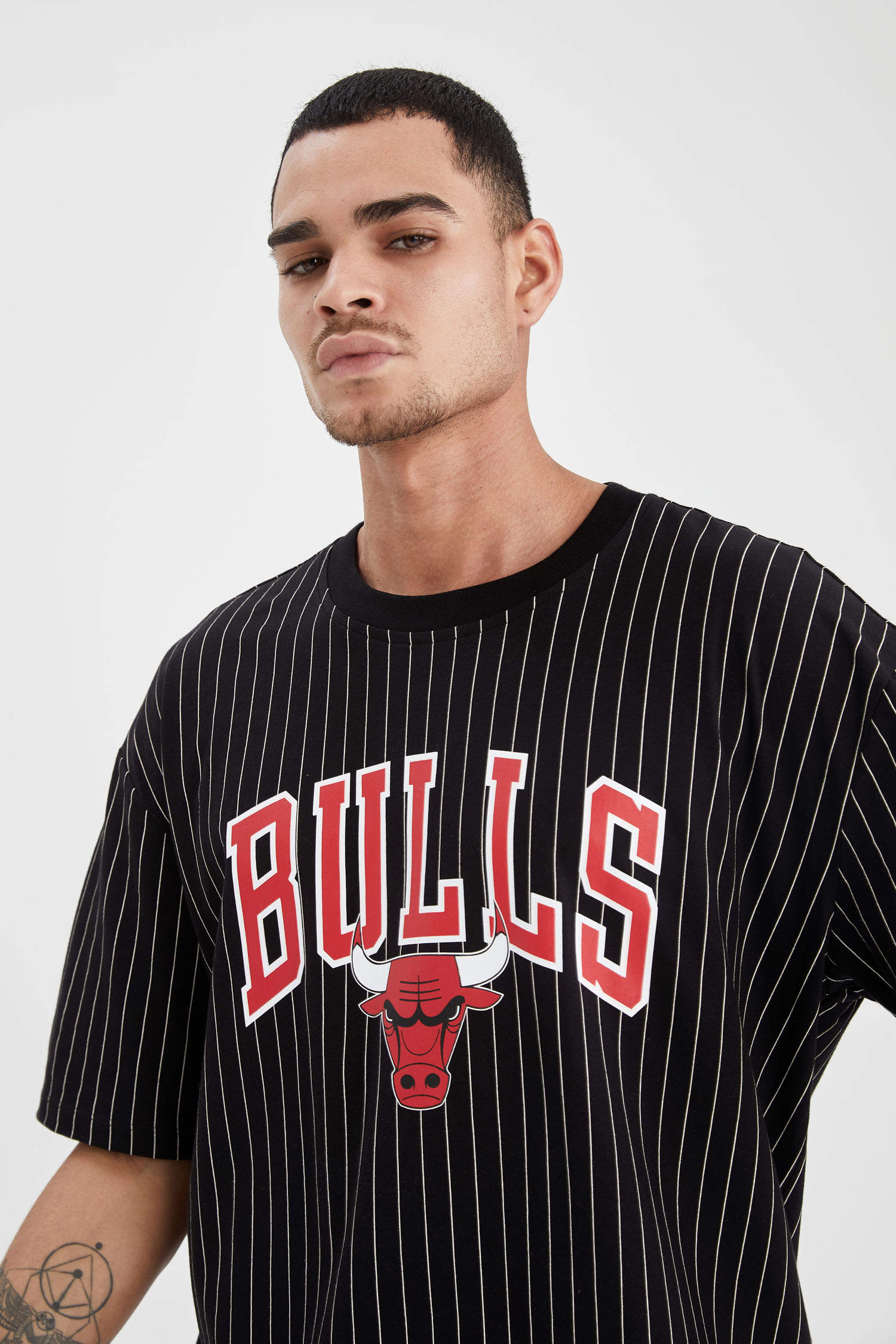 Defacto NBA Chicago Bulls Lisanslı Oversize Fit Bisiklet Yaka Kısa Kollu Pamuklu Penye Tişört. 1