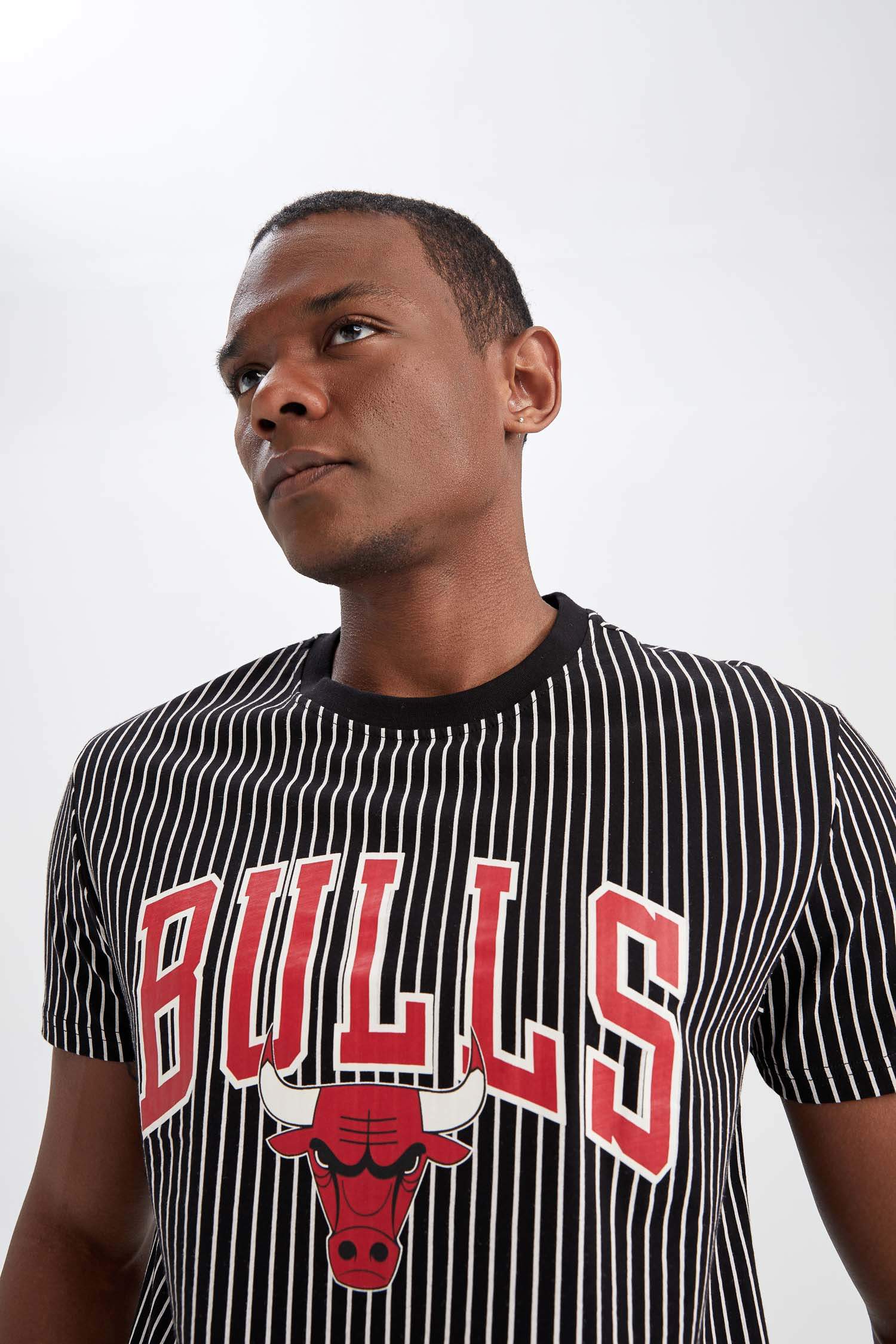 Black MAN Defacto Fit NBA Chicago Bulls Licensed Standard Fit Crew