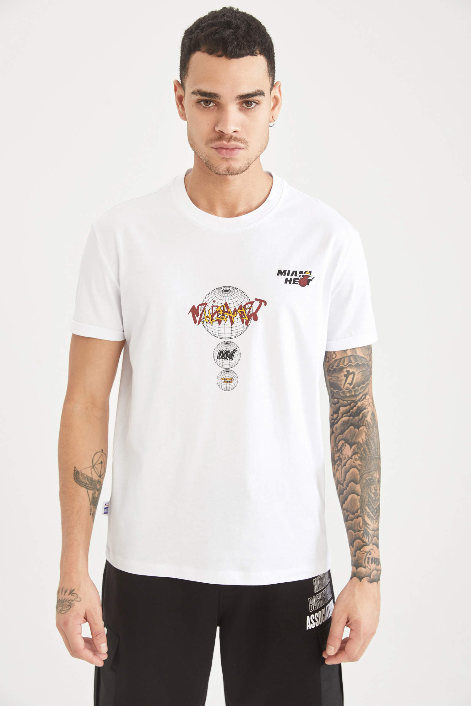 White MAN DeFactoFit NBA Miami Heat Licensed Standard Fit Crew Neck T-Shirt  2799322