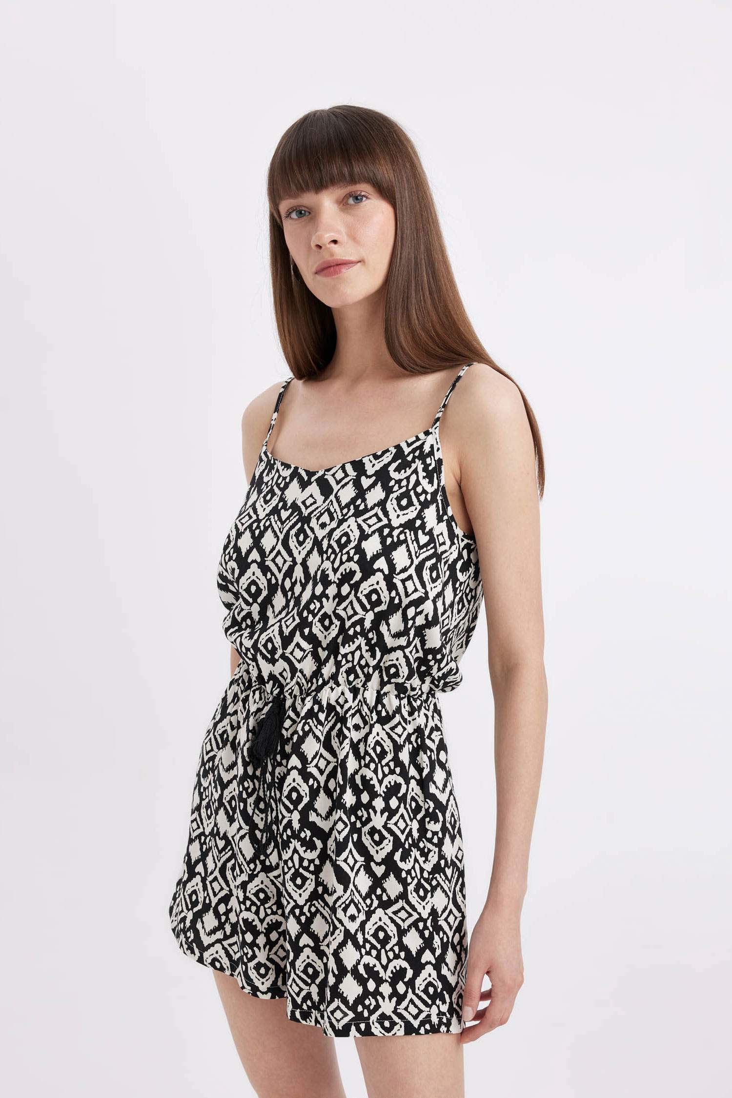 Combinaison courte à bretelles avec imprimé tropical