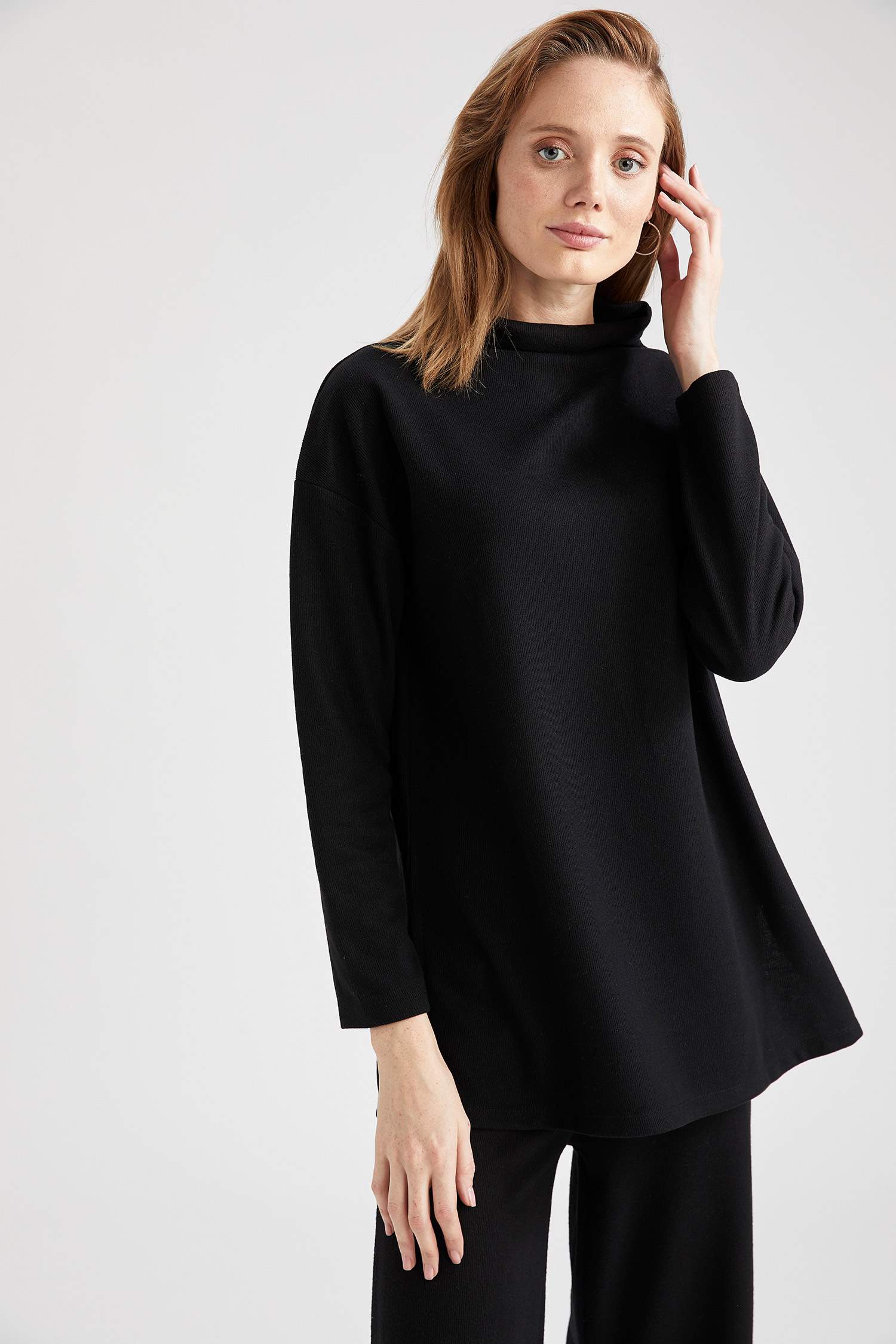 Black WOMAN Relax Fit Turtleneck Sweatshirt 1807521 | DeFacto