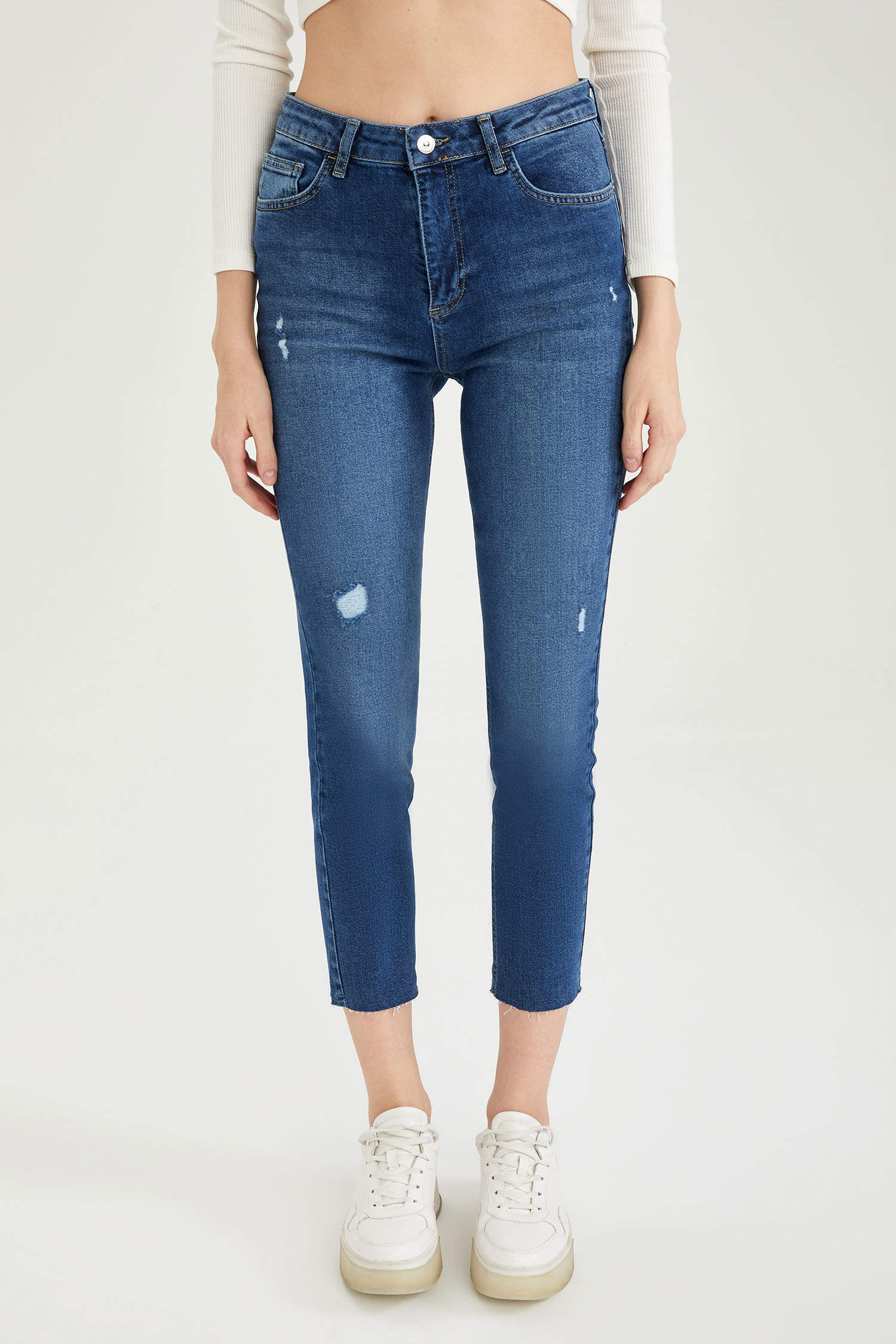 Defacto Vintage Slim Fit Yüksek Bel Yırtık Detaylı Jean Pantolon. 2