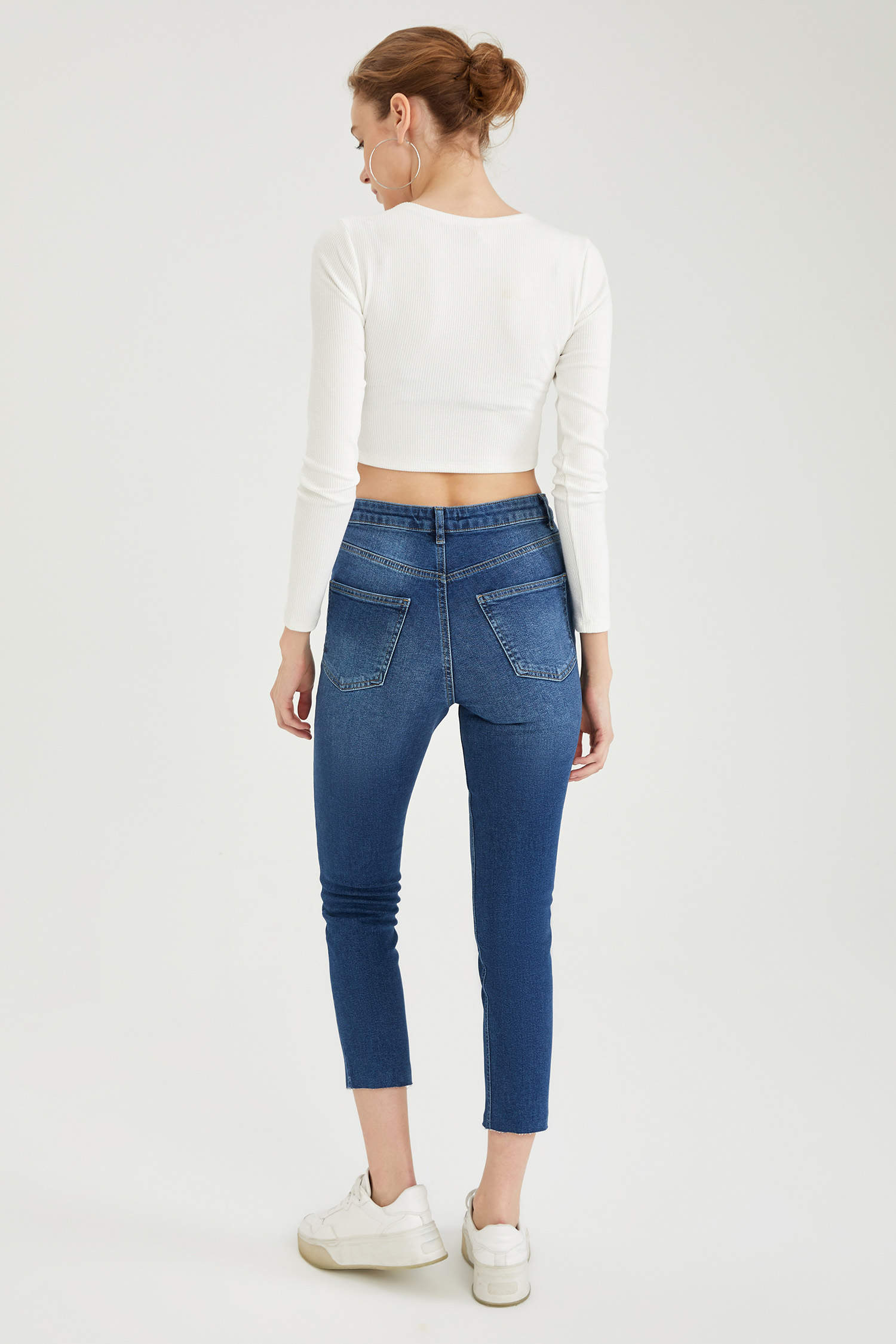 Defacto Vintage Slim Fit Yüksek Bel Yırtık Detaylı Jean Pantolon. 3