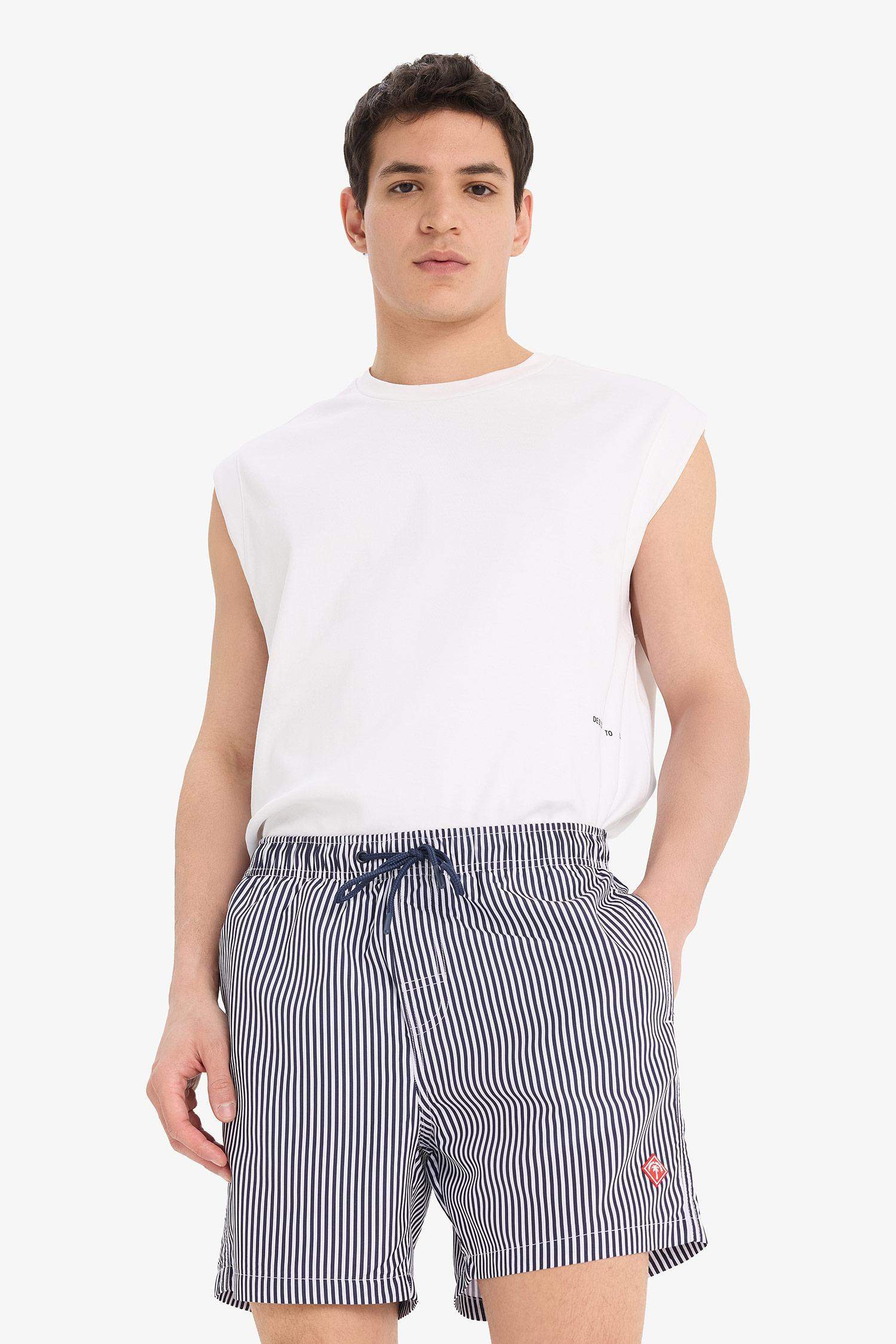 شورت بحر قصير مخطط كحلي ببطانة شبيكة