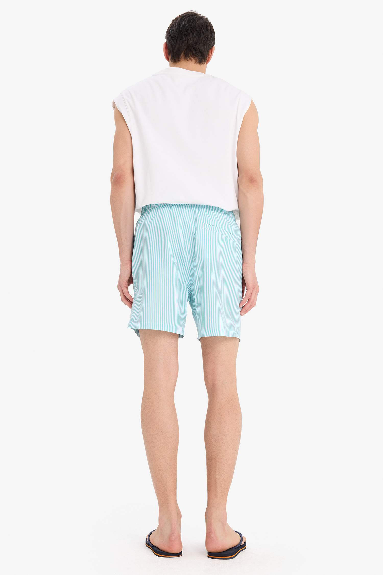 شورت بحر قصير مخطط ببطانة شبيكة