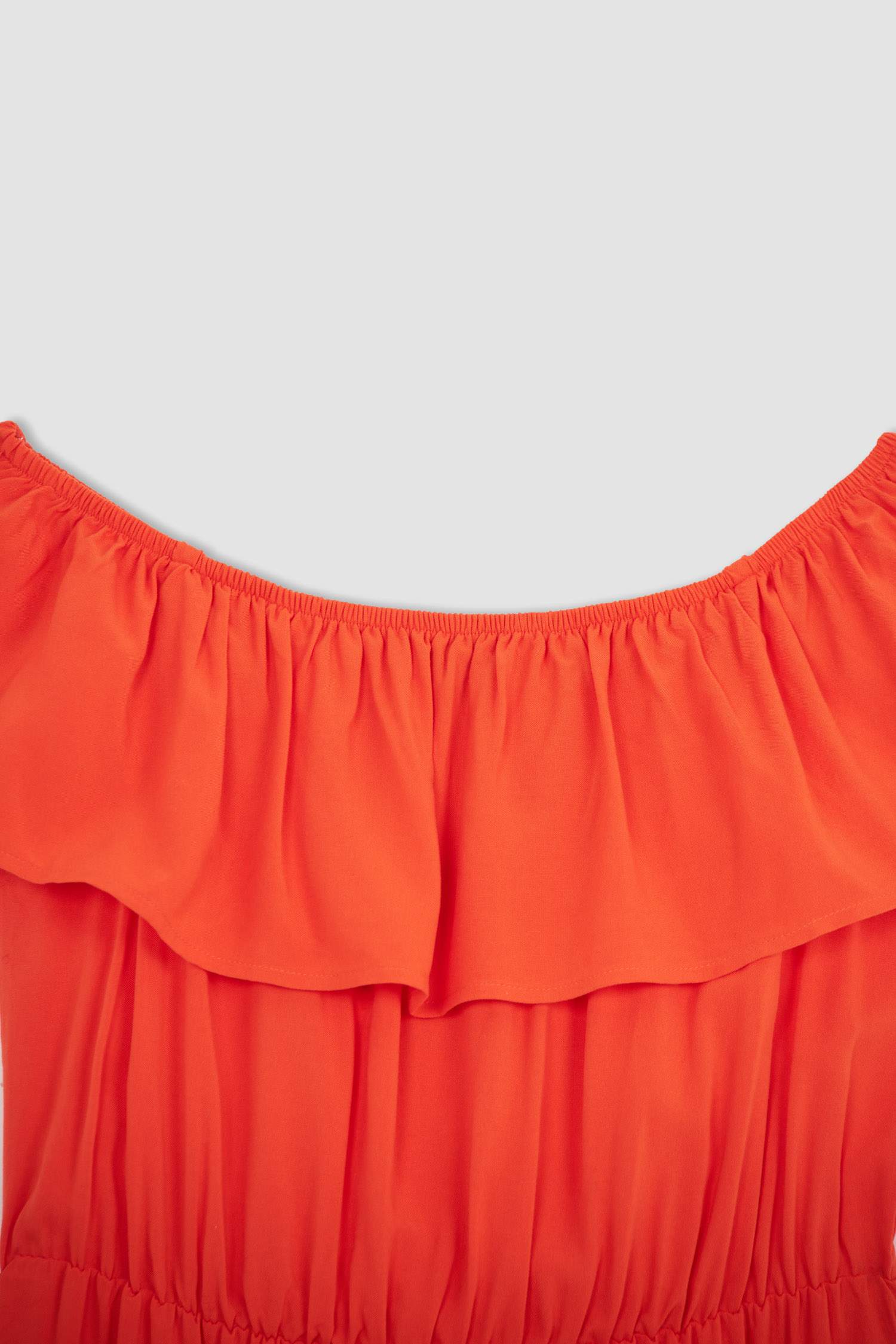 Платье миди с открытыми плечами