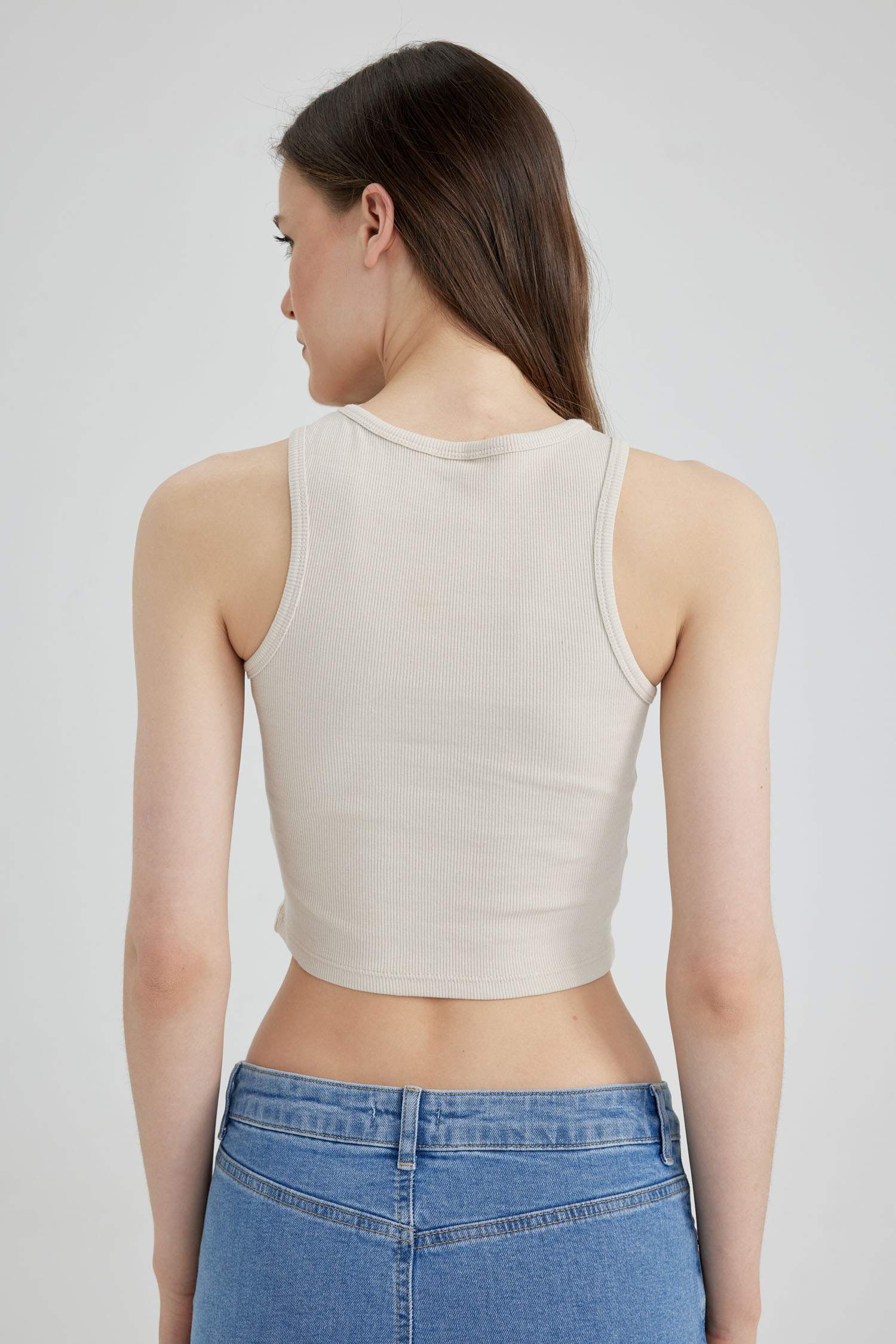 Майка с вырезом приталенного кроя