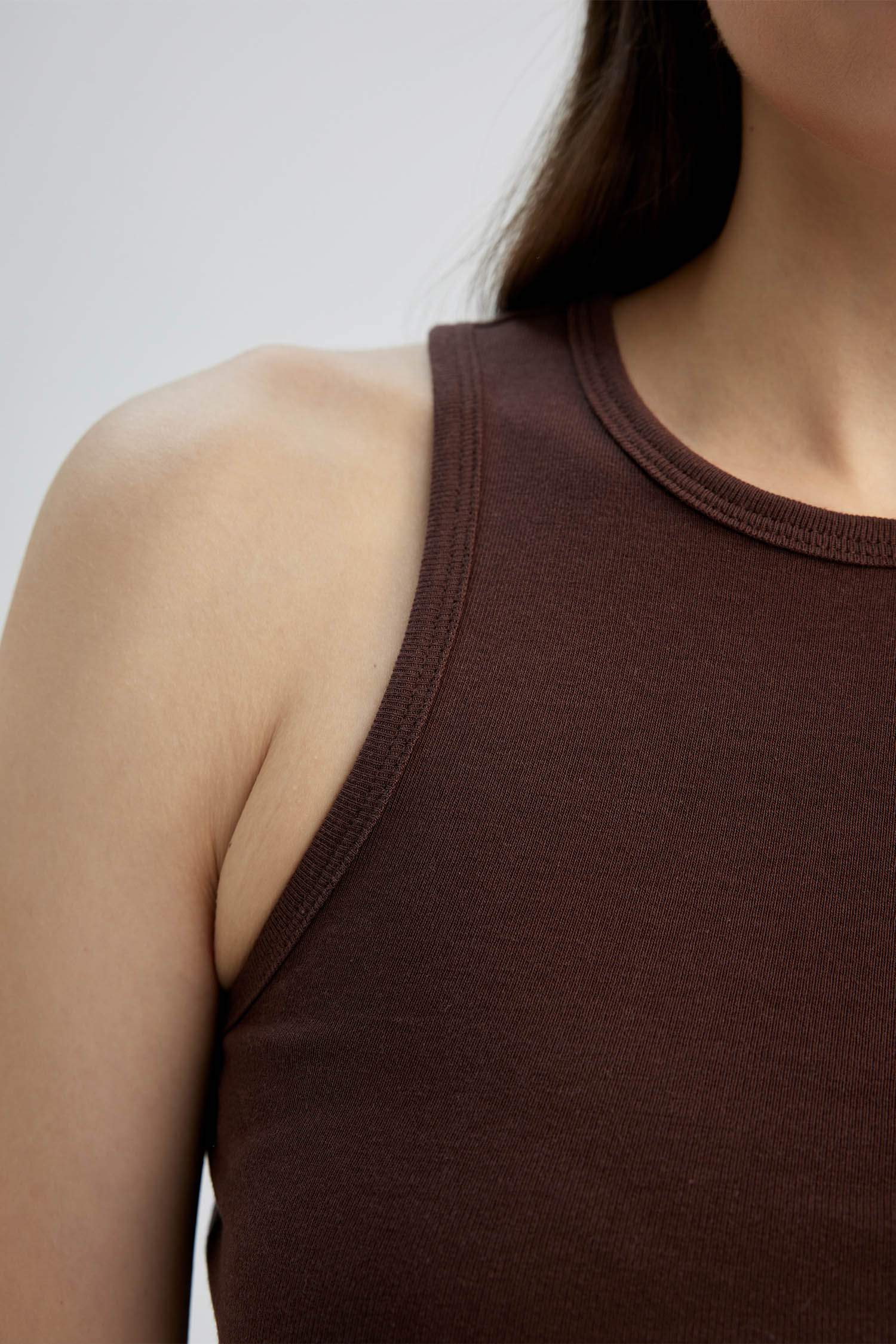 Майка с вырезом приталенного кроя