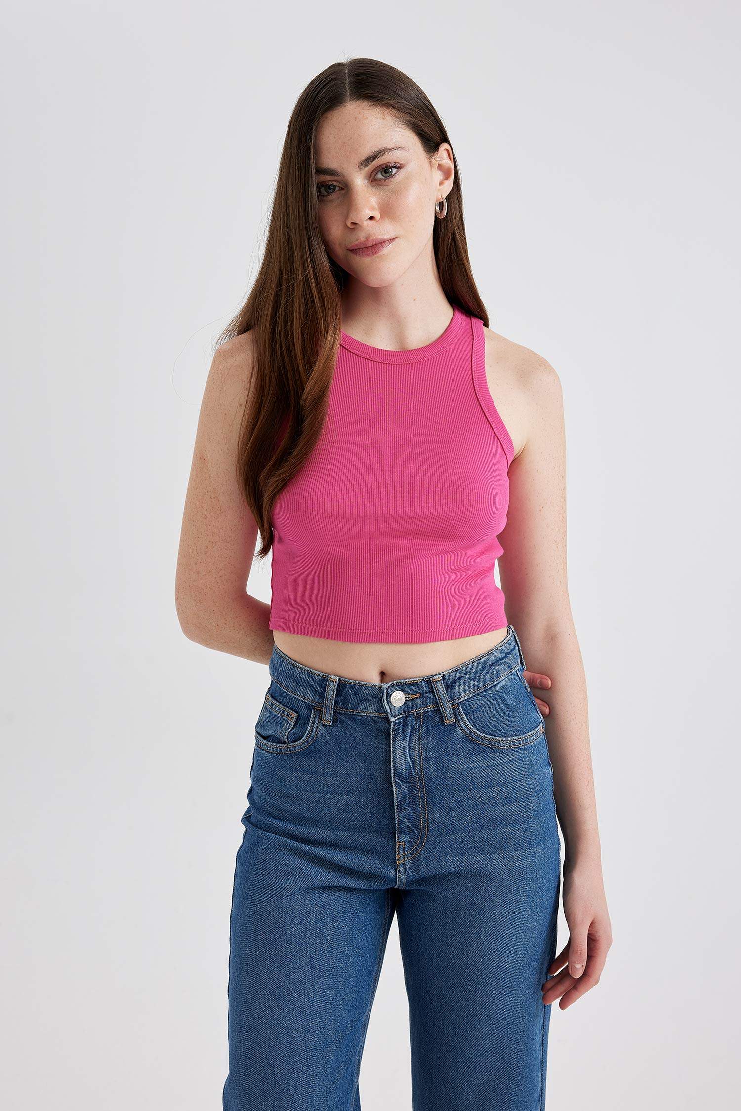 كروب توب كت مضلع سليم فيت برقبة رسن