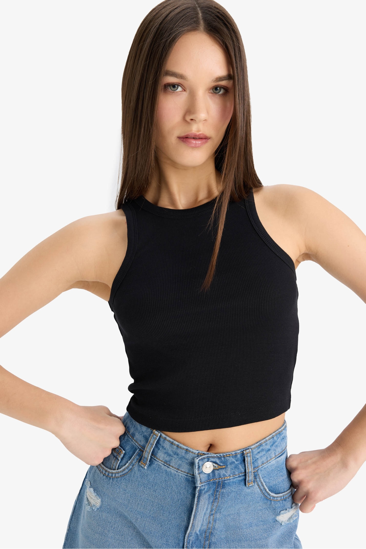 كروب توب مضلع وياقة رسن