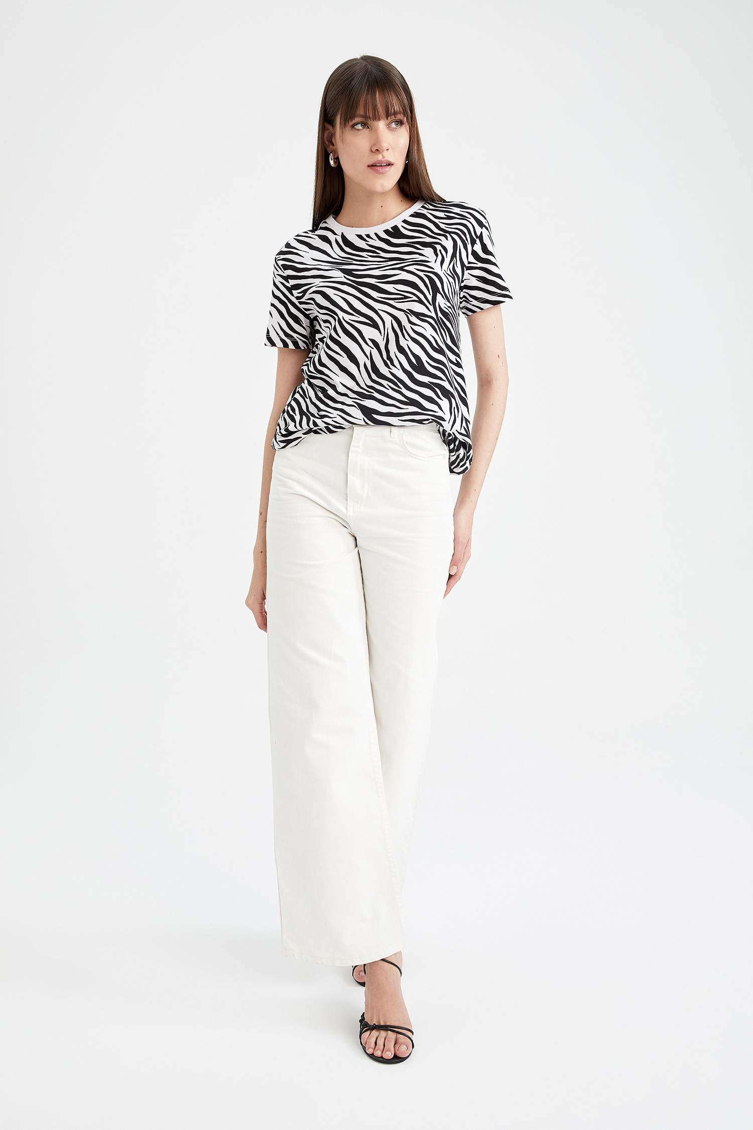 تي شيرت قطن بقصة عادية بياقة مستديرة