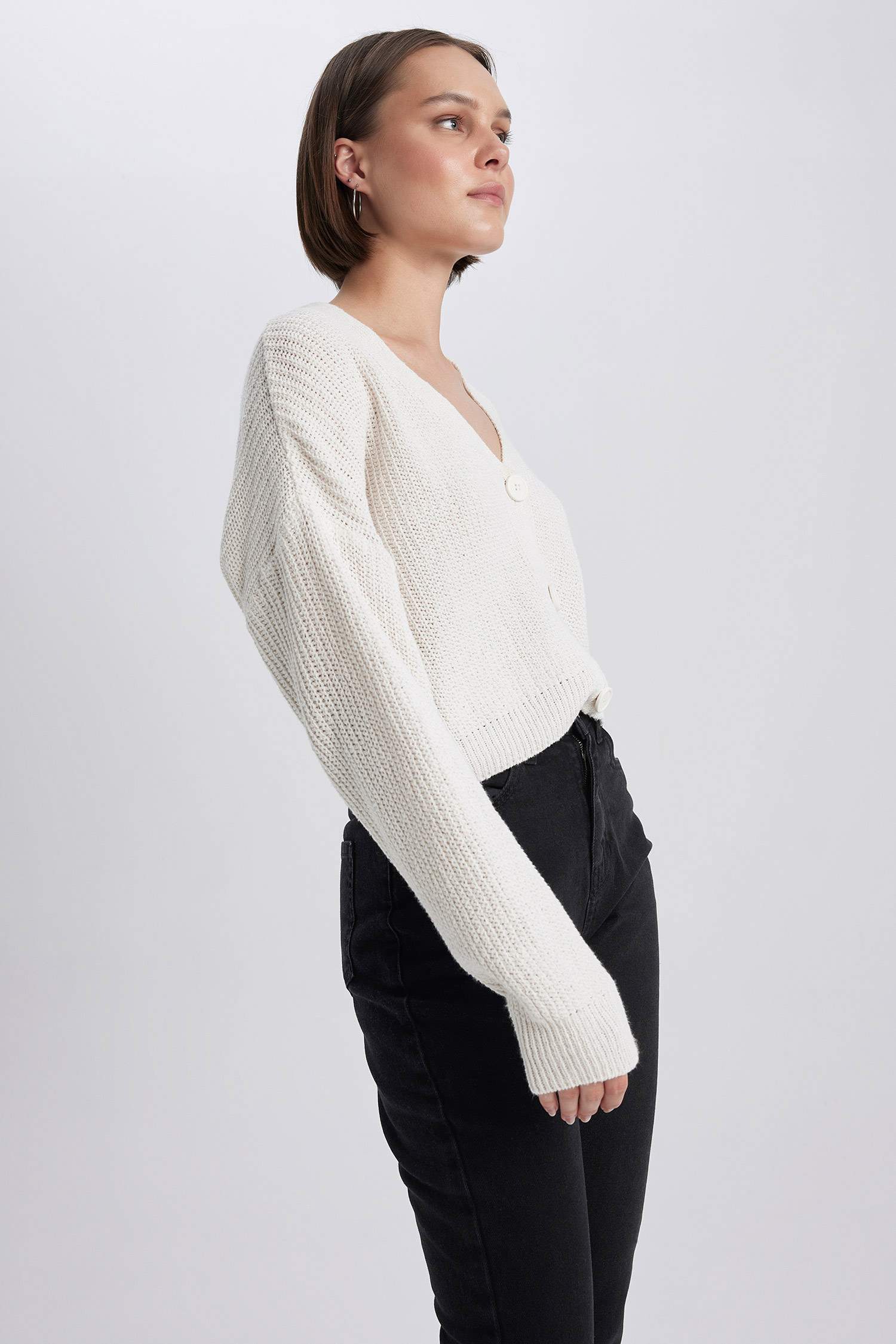 جاكيت قصة عادية بياقة V