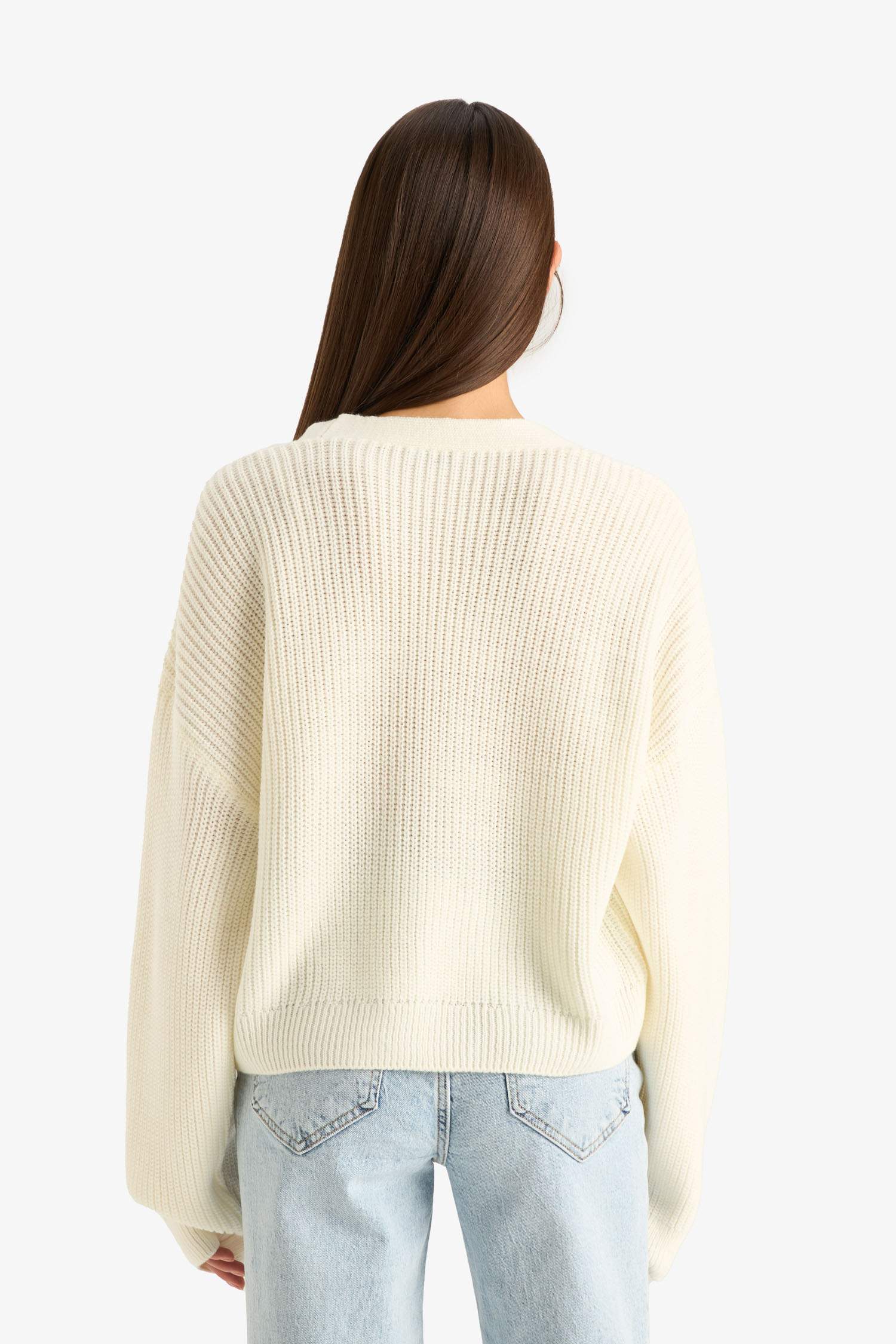 جاكيت تريكو قصة عادية بياخة V بأزرار