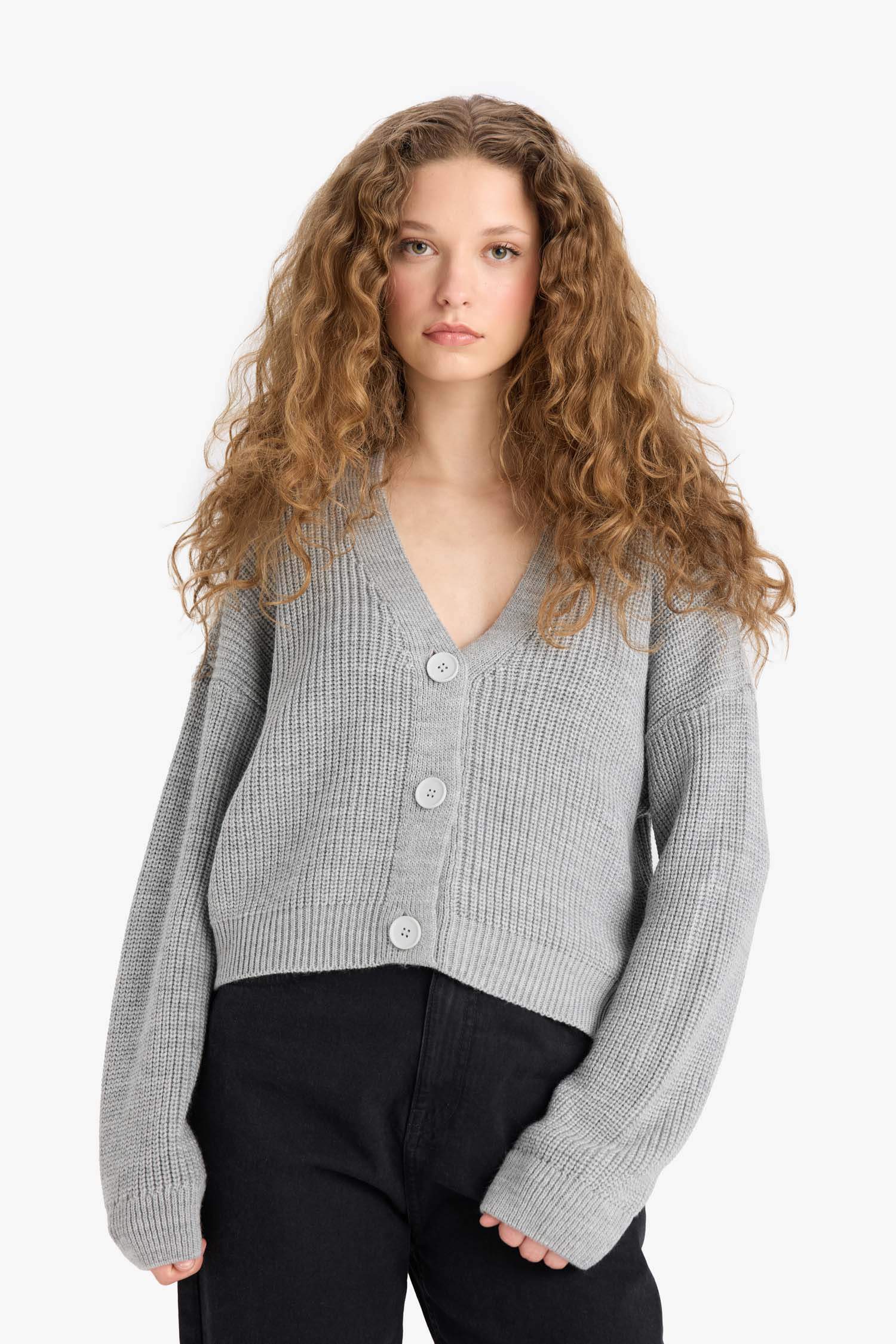 جاكيت تريكو قصة عادية بياخة V بأزرار