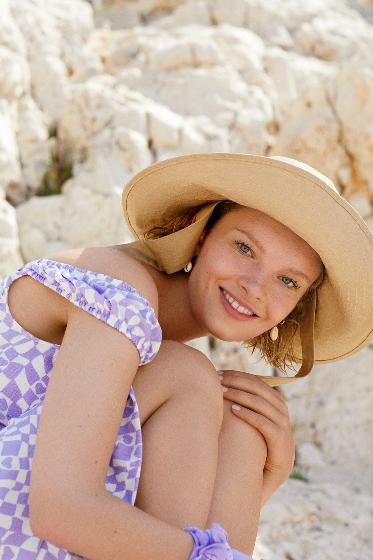 فستان متوسط الطول بأكمام قصيرة رقبة على شكل V