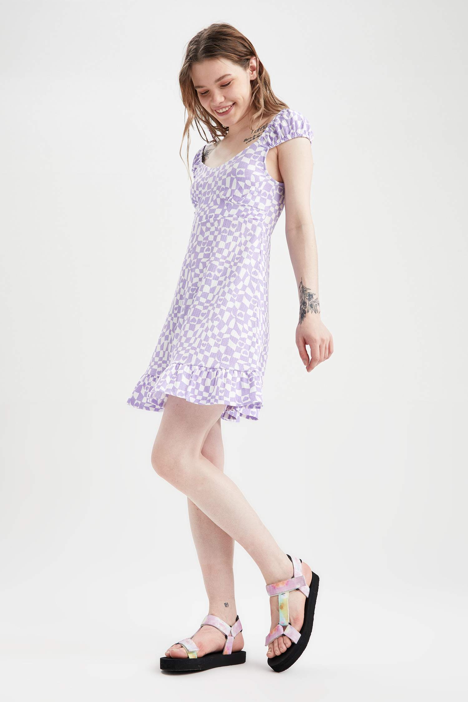 فستان متوسط الطول بأكمام قصيرة رقبة على شكل V