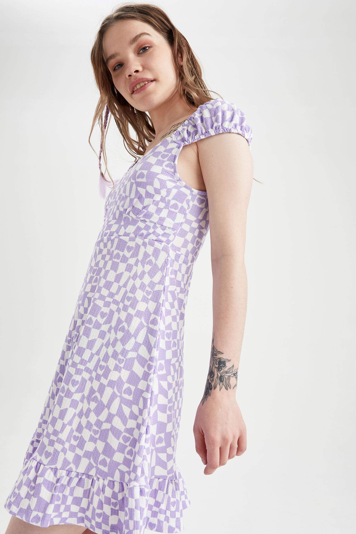 فستان متوسط الطول بأكمام قصيرة رقبة على شكل V