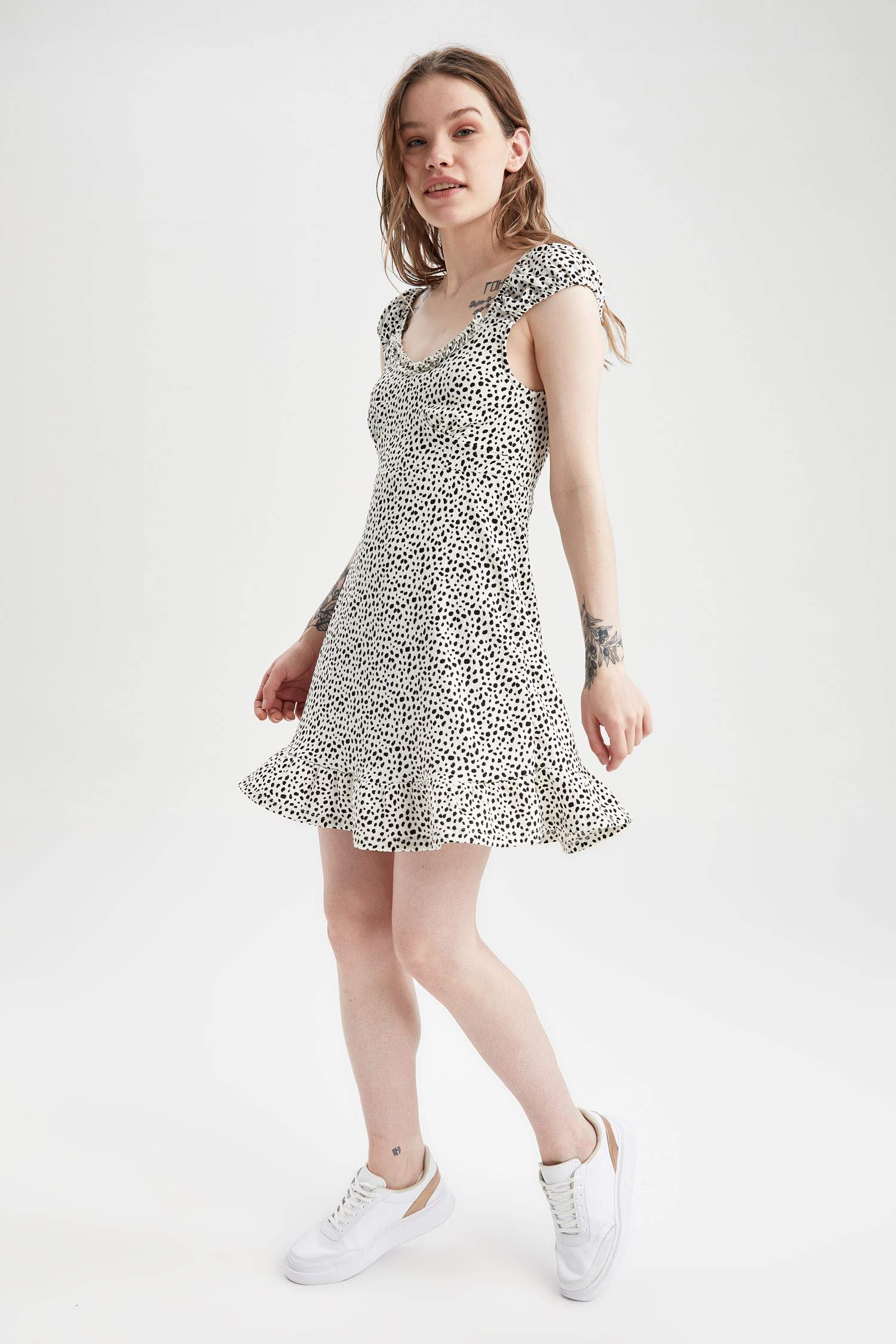 فستان صوف بأكمام قصيرة قصير مطبوع بقصة A بياقة قلب Coool