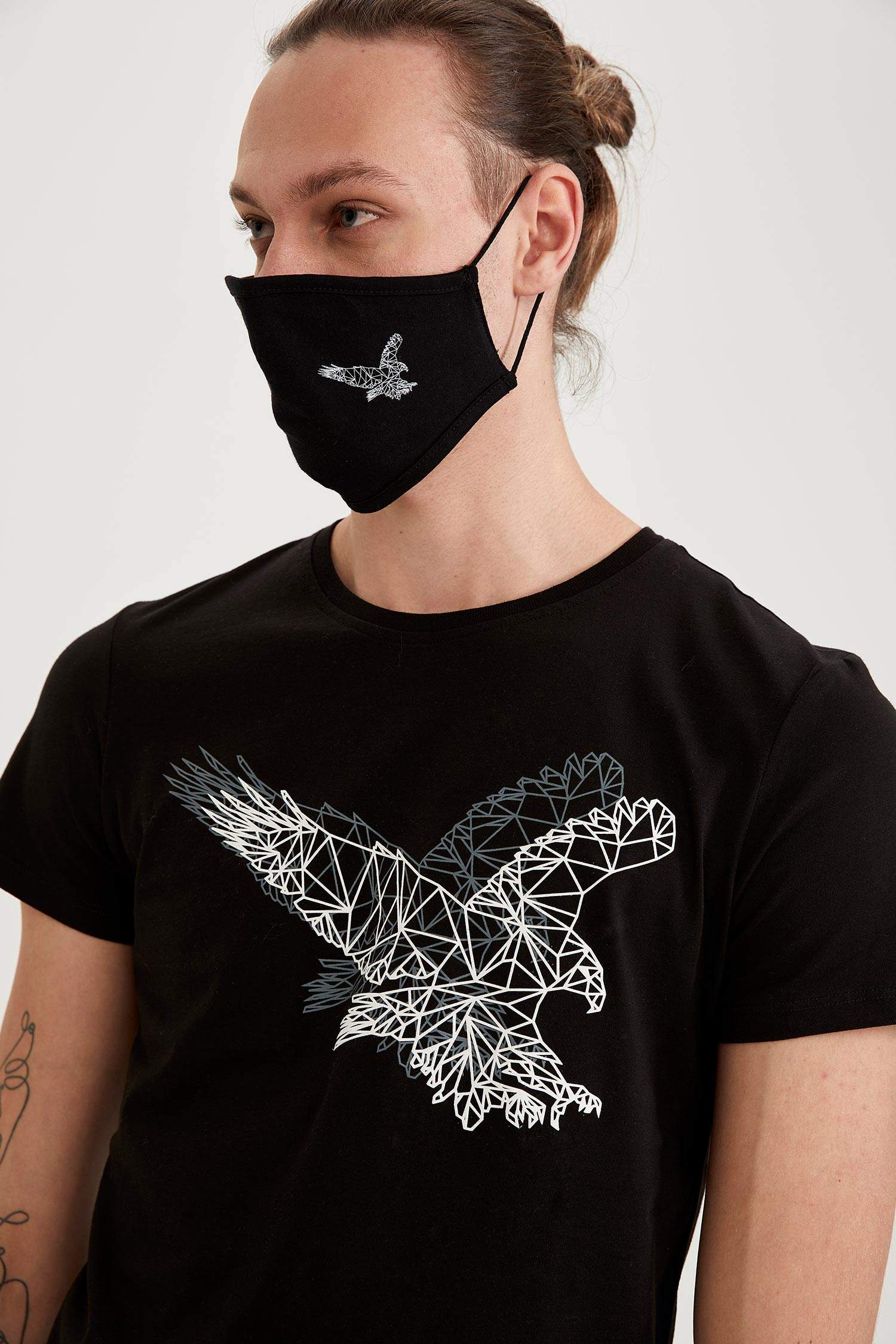 Defacto Slim Fit Kartal Baskılı Pamuklu Tişört ve Maske. 1