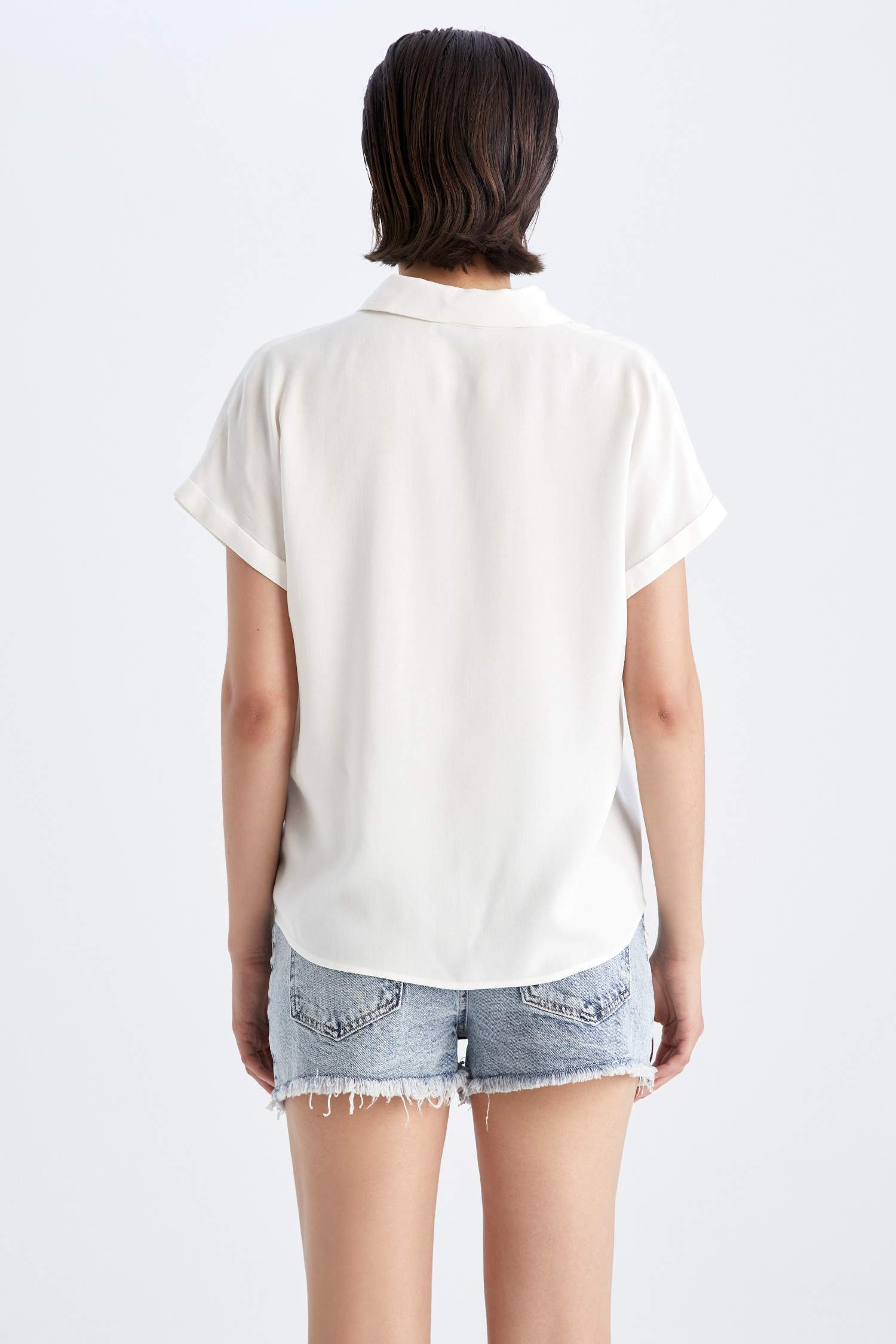 White Woman Regular Fit Short Sleeve Viscose Shirt 2394405 DeFacto