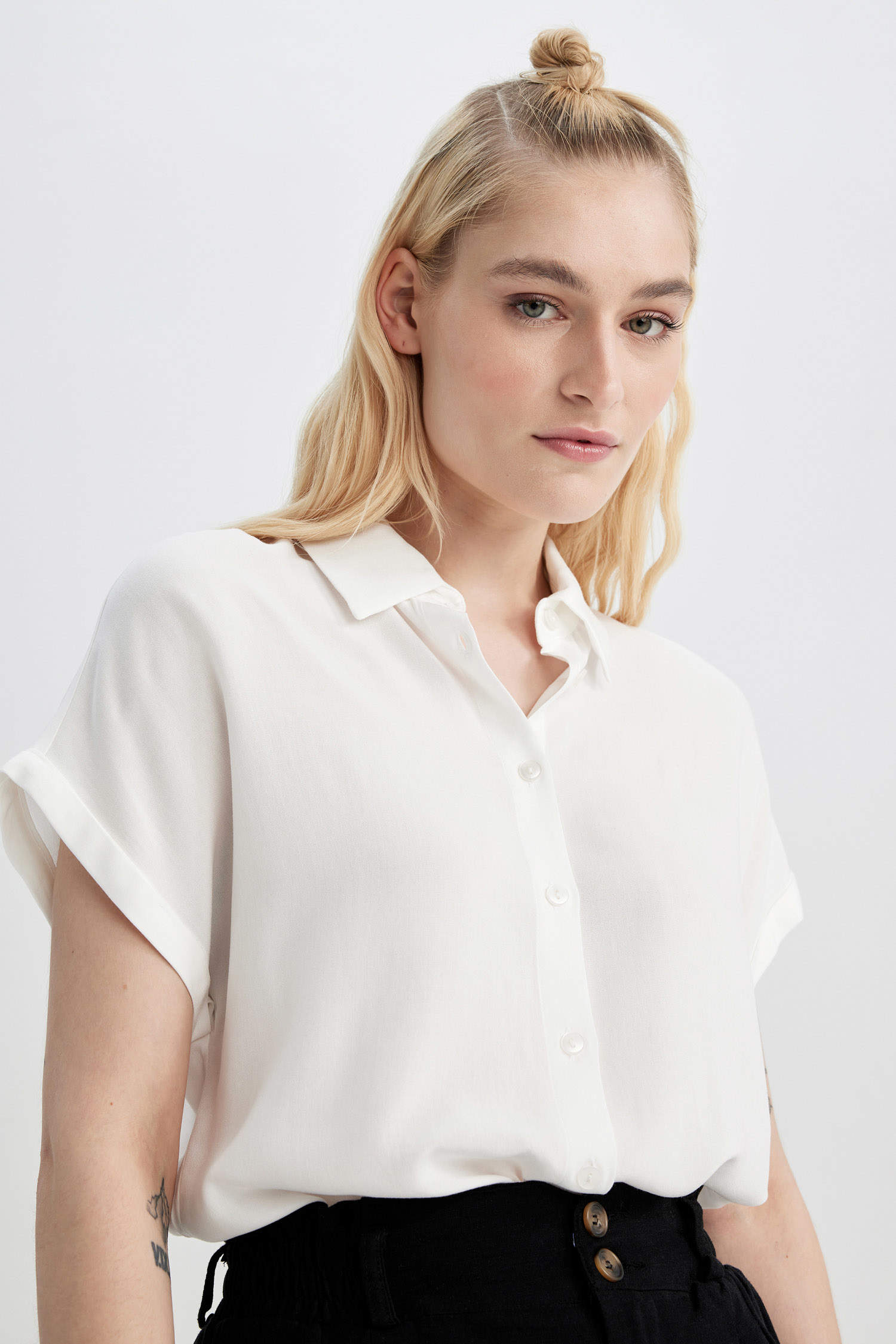 White Woman Regular Fit Shirt Collar Short Sleeve Shirt 2808210 | DeFacto