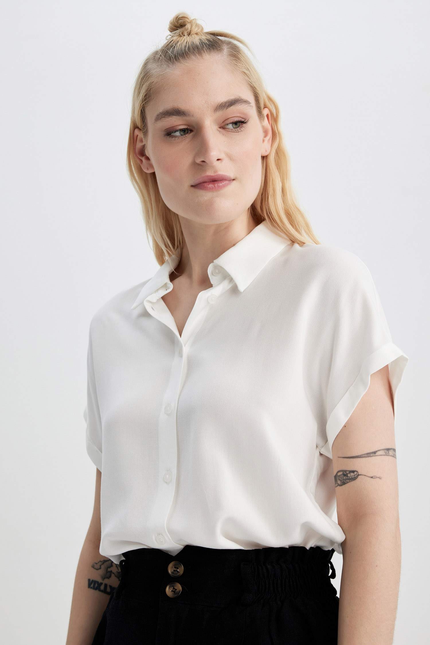 White Woman Regular Fit Shirt Collar Short Sleeve Shirt 2808210 DeFacto