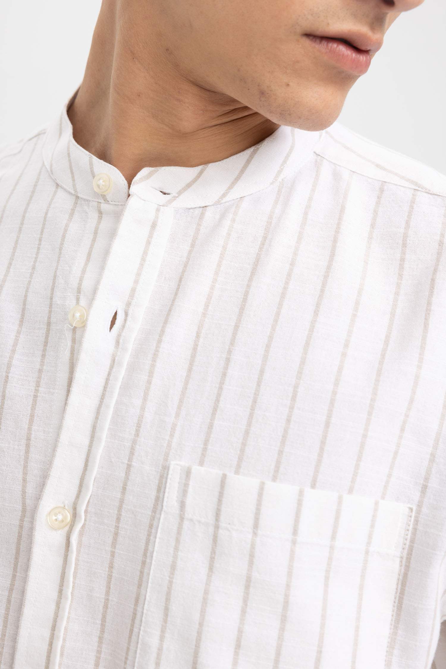 Chemise À Manches Longues Et Col Montant De Coupe Moderne