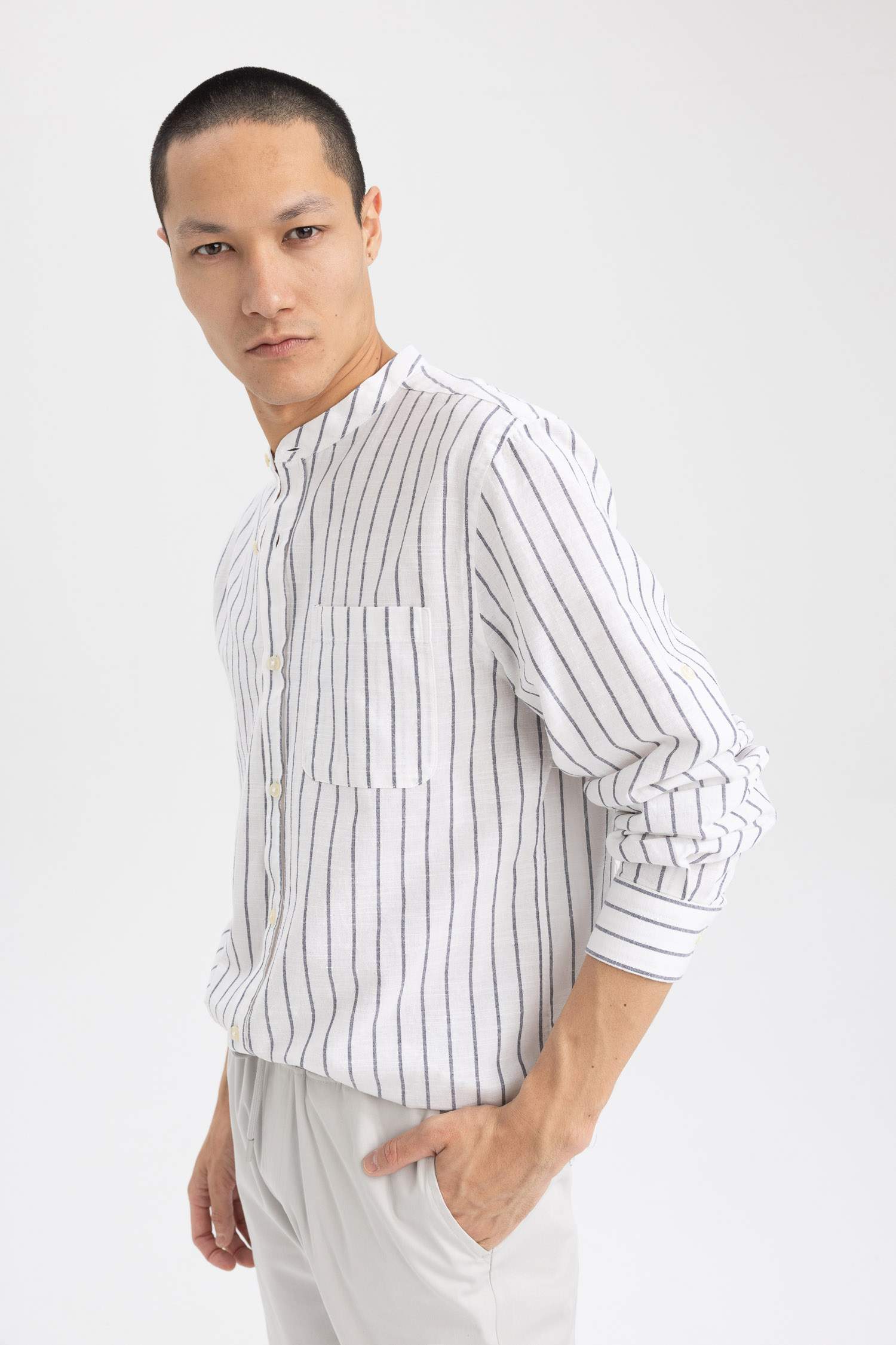 Chemise À Manches Longues Et Col Montant De Coupe Moderne