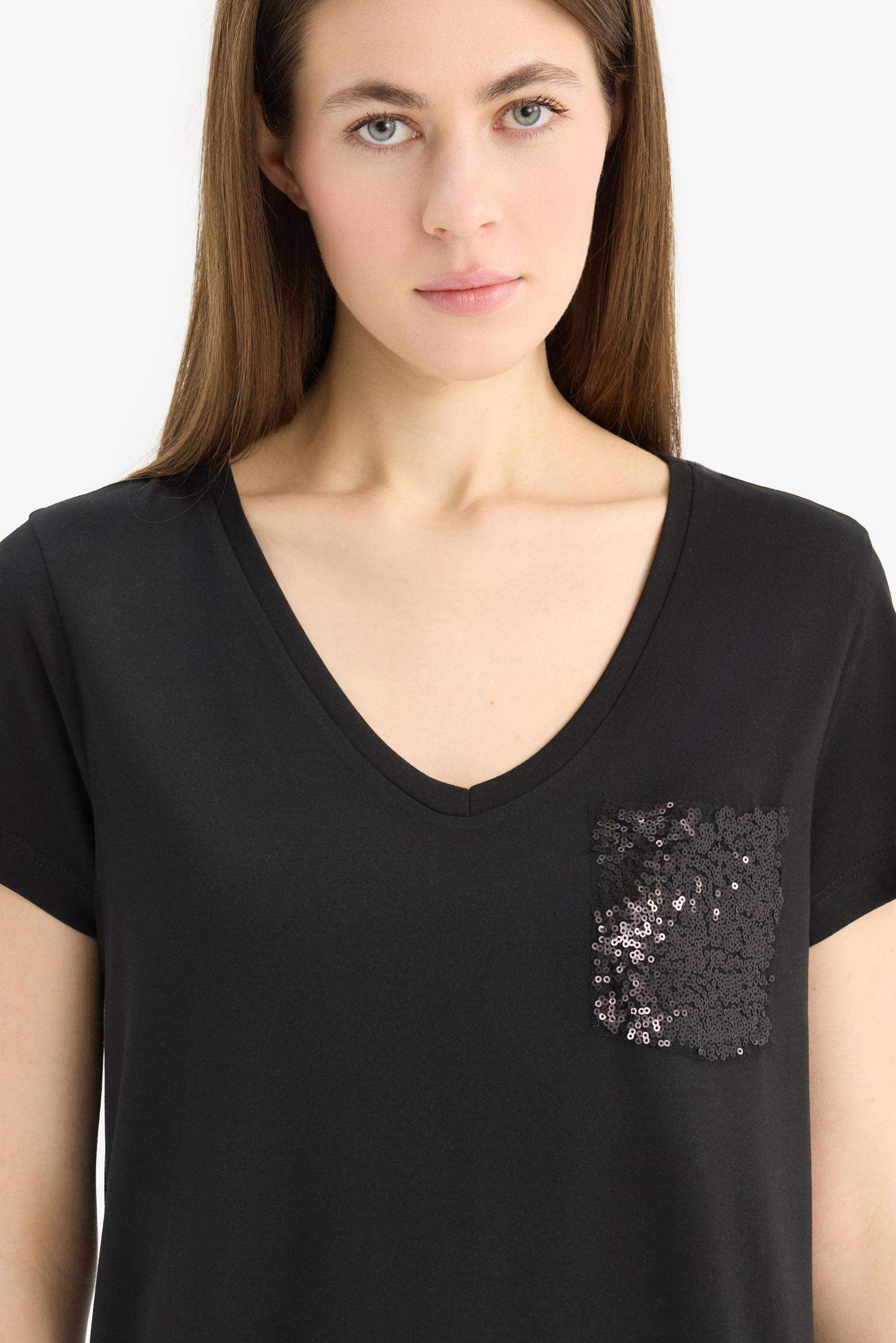 Regular Fit V Yaka Payet Detaylı Kısa Kollu Tişört