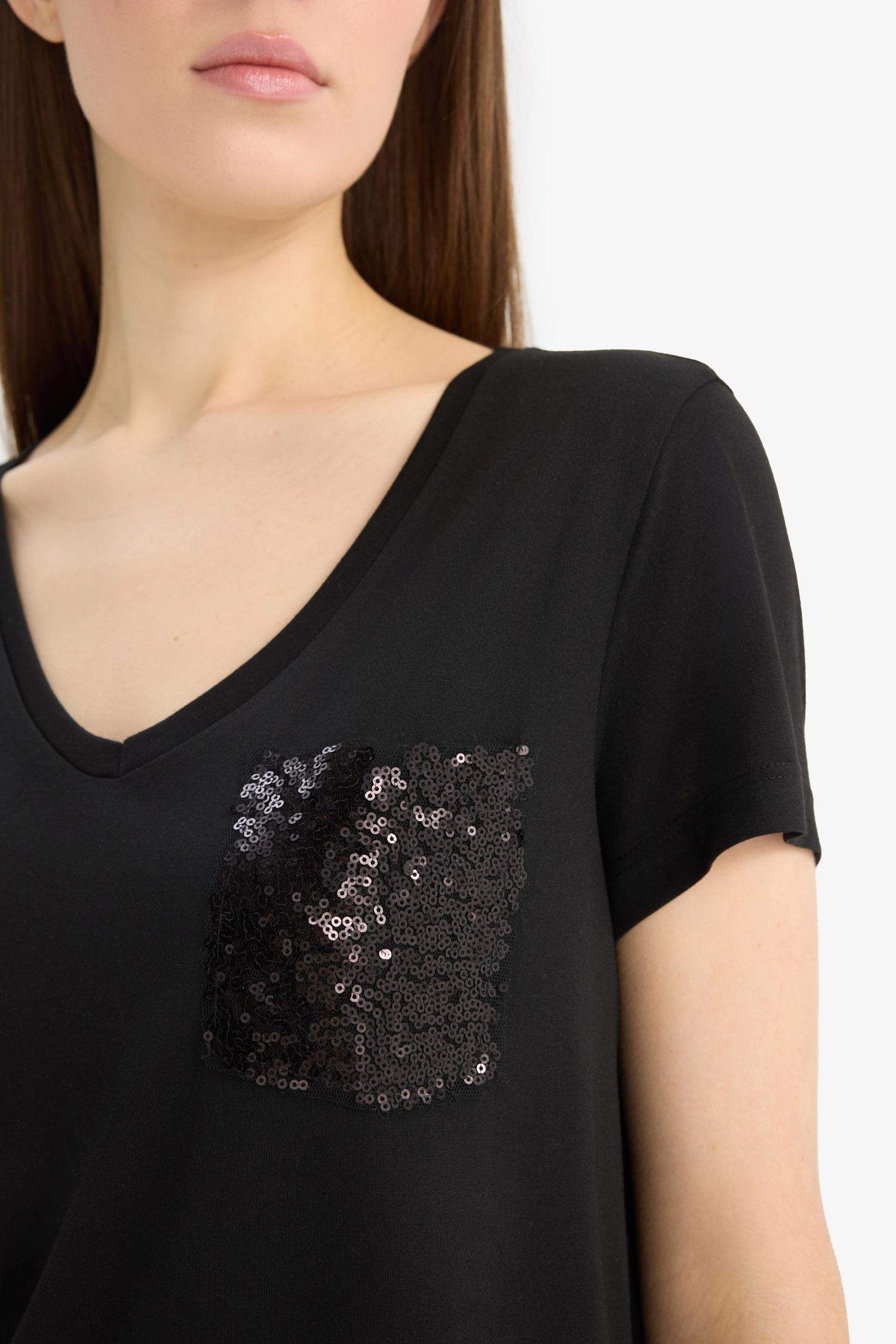 Regular Fit V Yaka Payet Detaylı Kısa Kollu Tişört