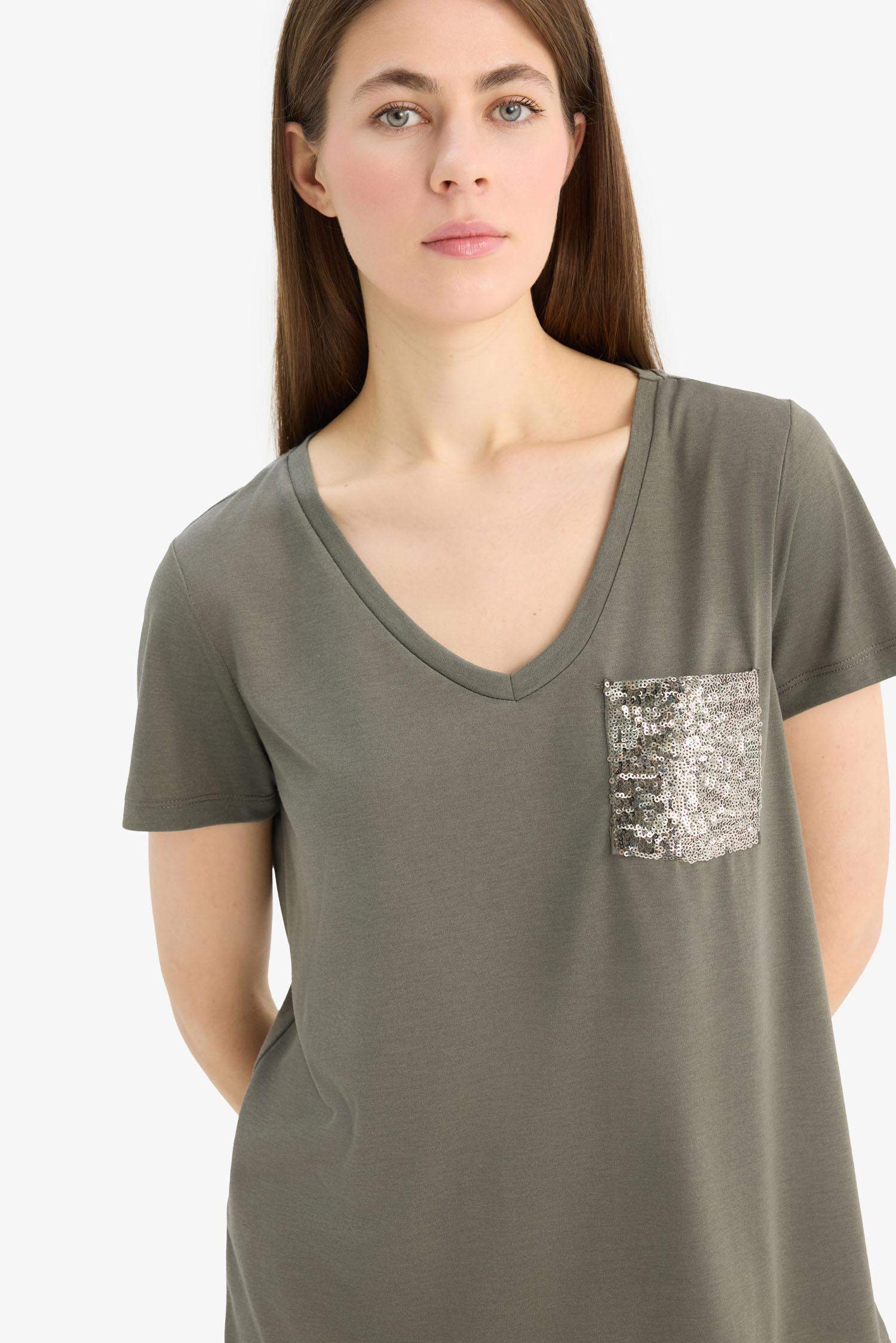 Regular Fit V Yaka Cepli Kısa Kollu Tişört