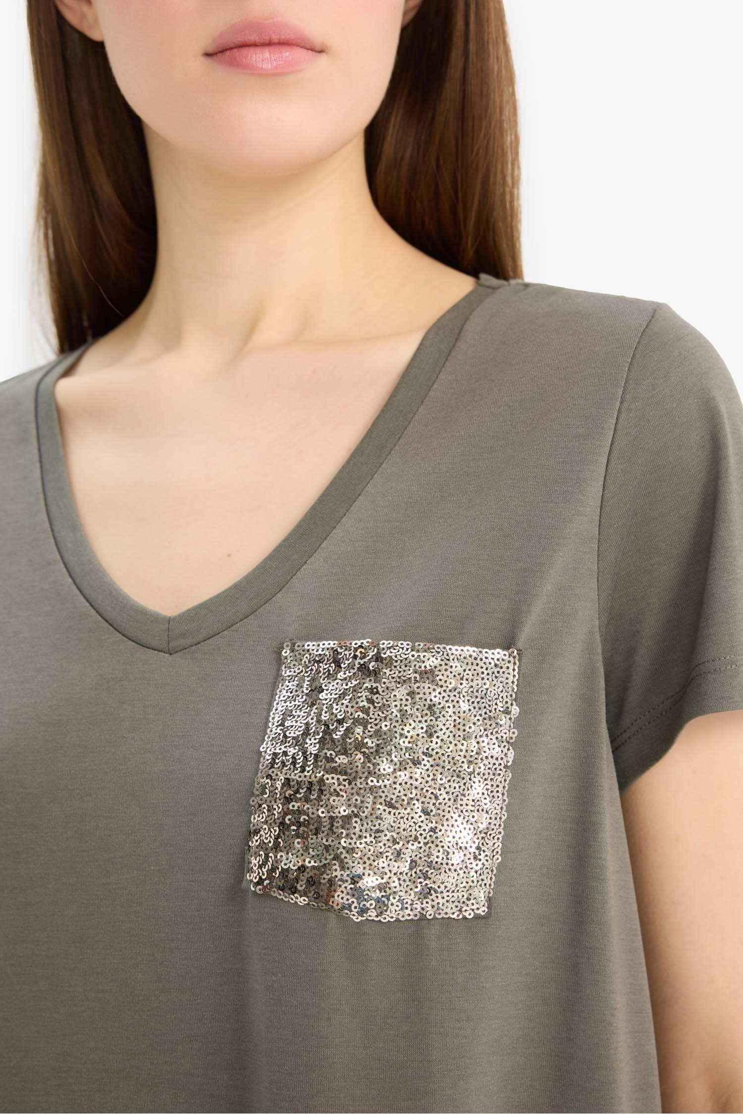 Regular Fit V Yaka Cepli Kısa Kollu Tişört