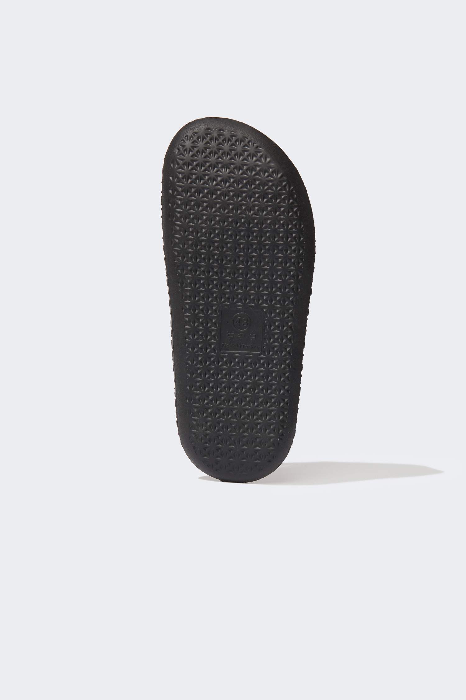 شبشب جلد صناعي بكعب مسطح بشريط مزدوج