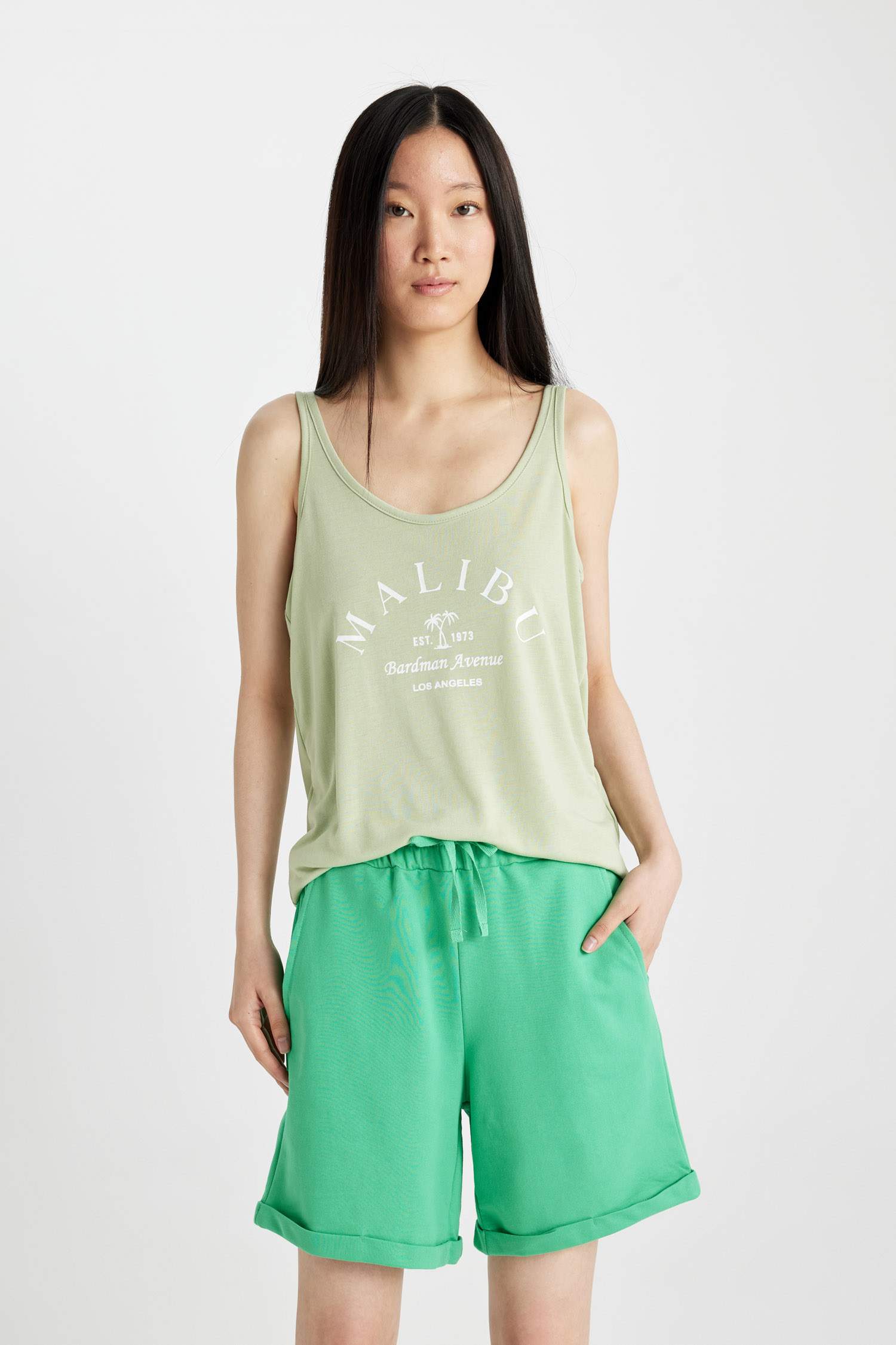 شورت برمودا بقصة عادية