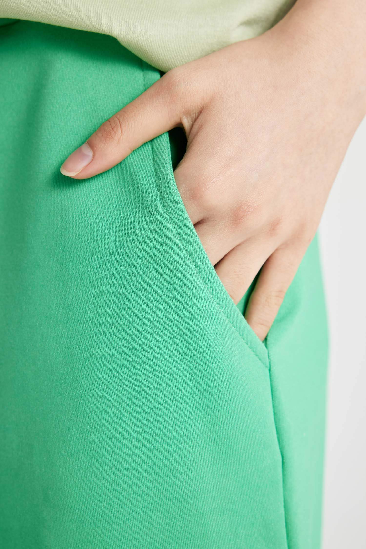 شورت برمودا بقصة عادية