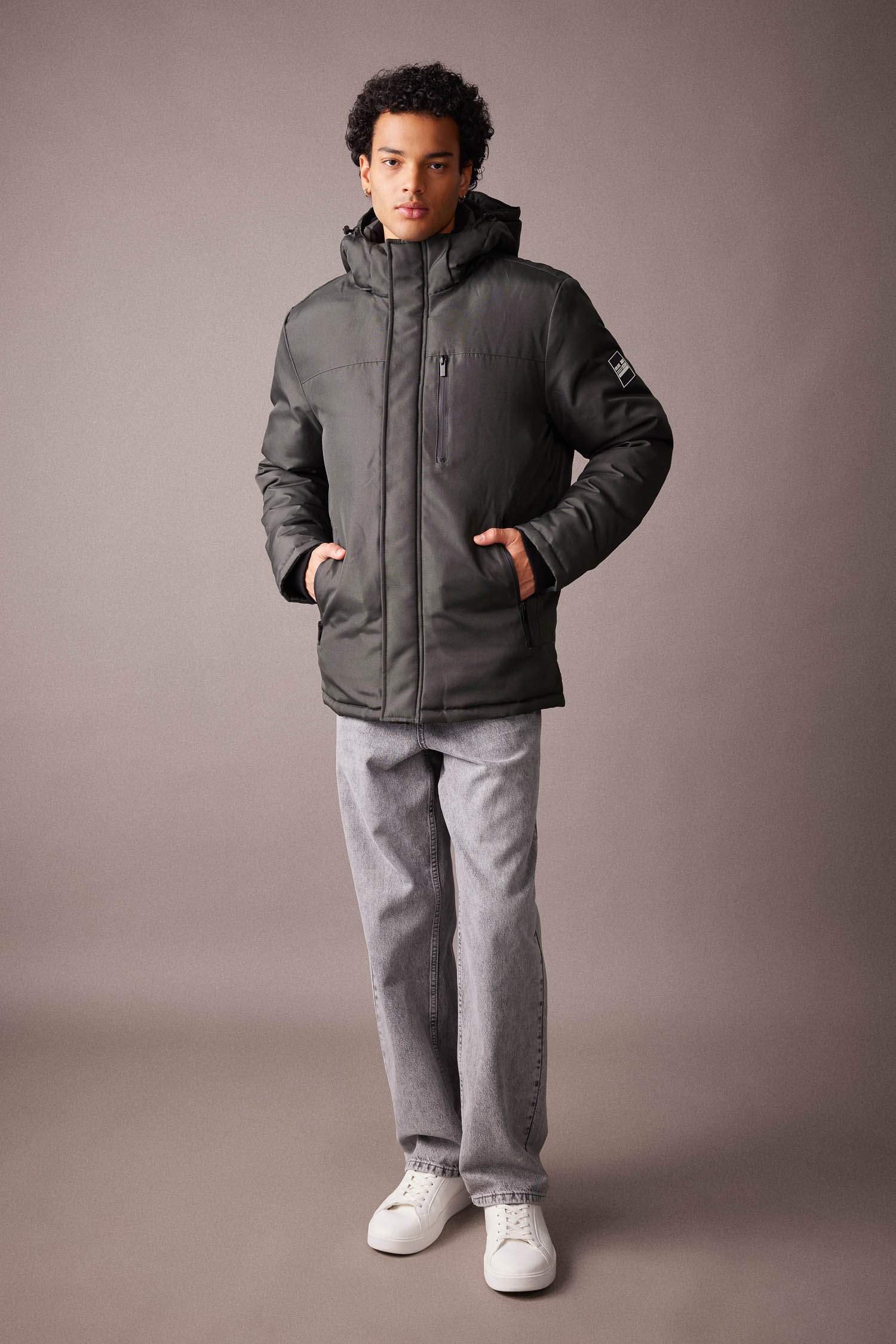 قمصلة نفخ قصة عادية بغطاء للرأس