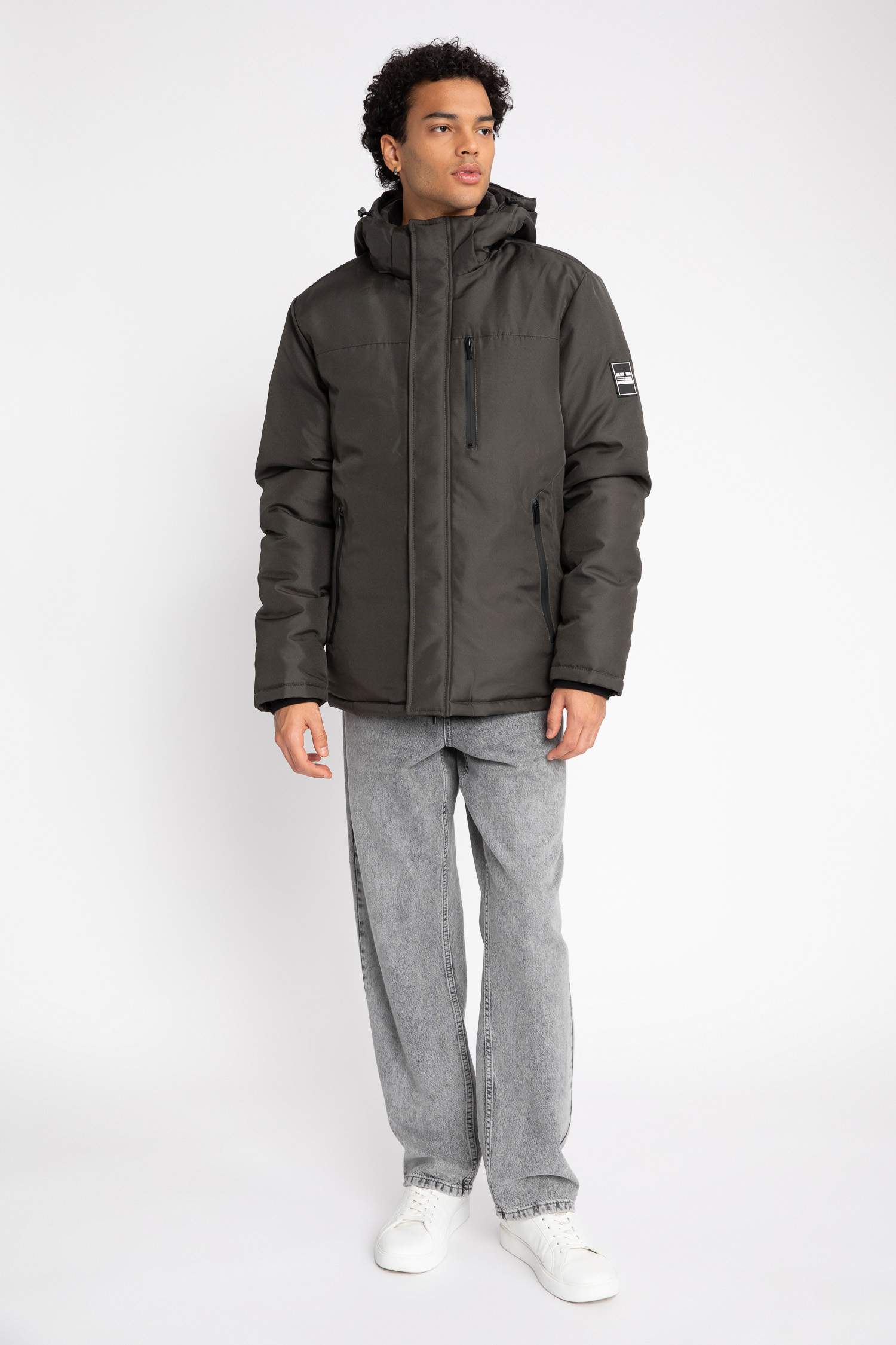 قمصلة نفخ قصة عادية بغطاء للرأس