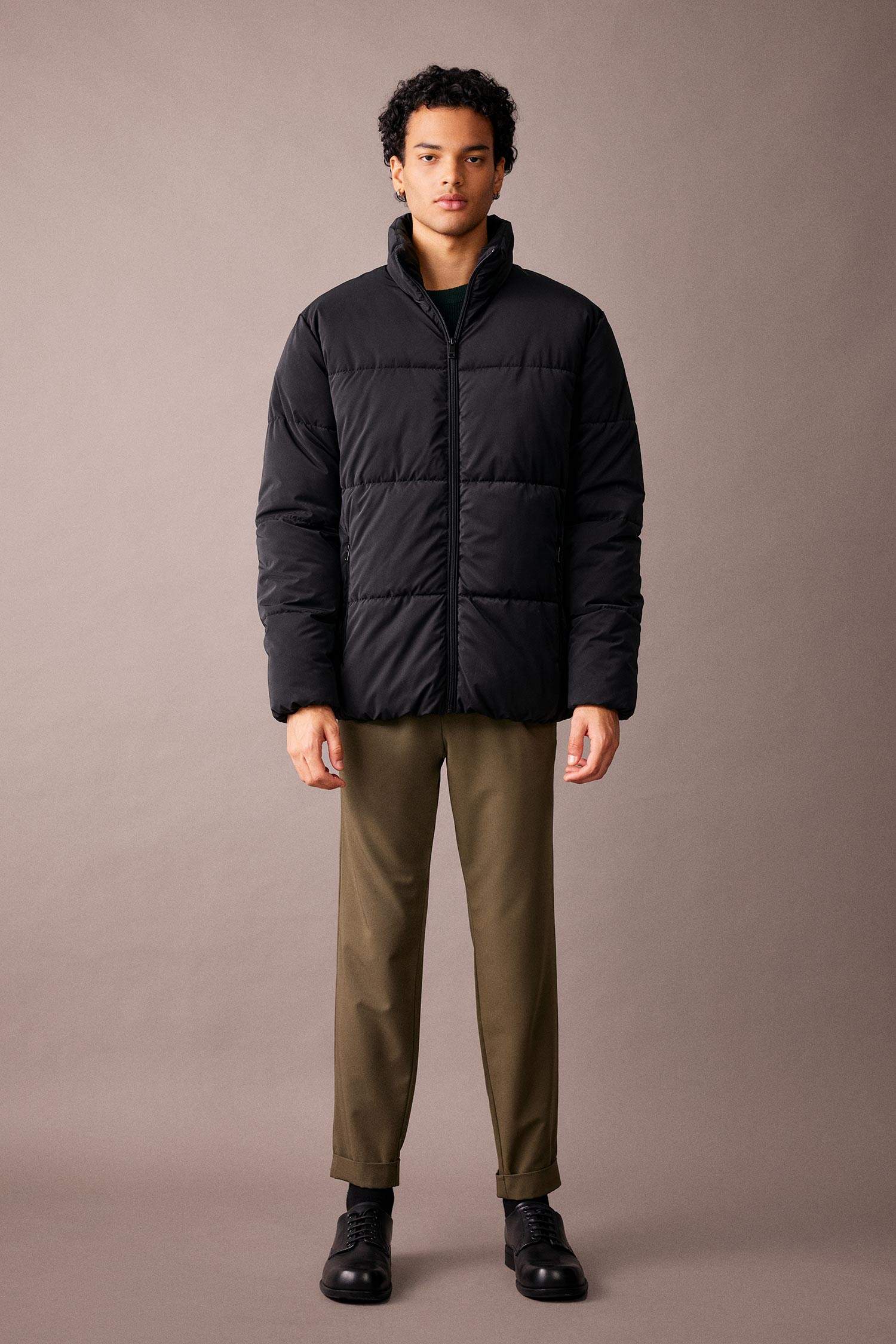 Кауртка приталенного кроя с воротником стойкой