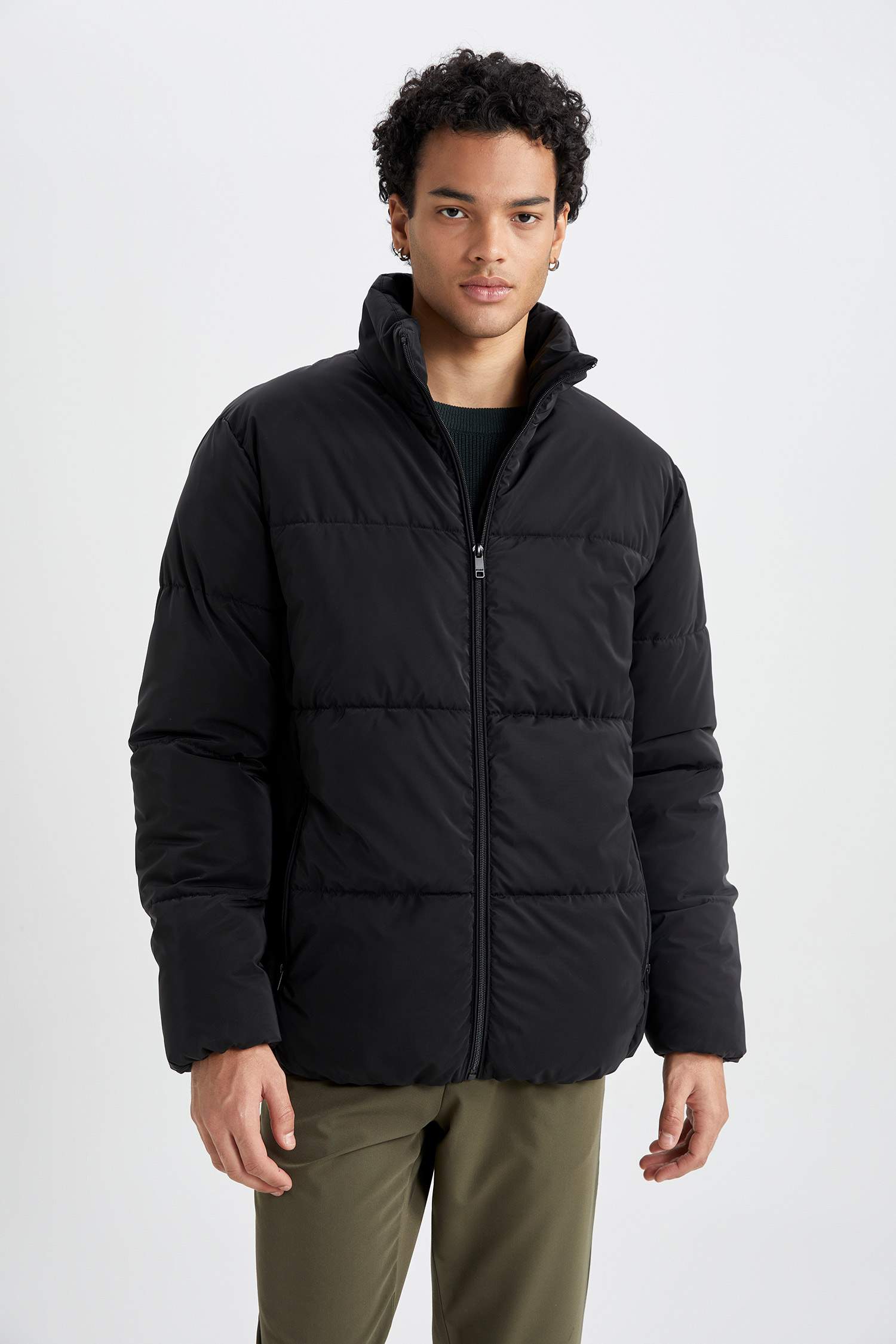 Кауртка приталенного кроя с воротником стойкой