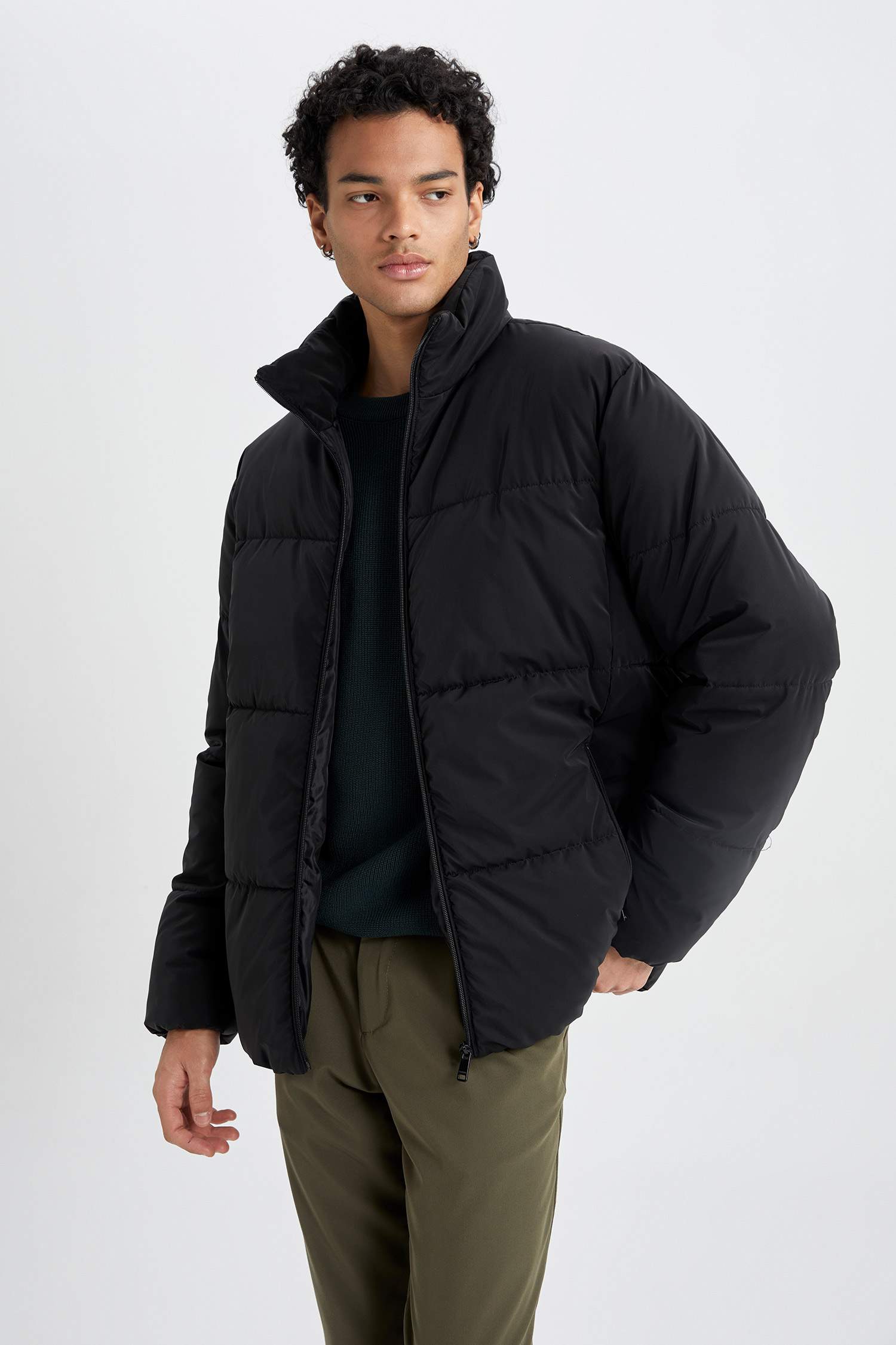 Кауртка приталенного кроя с воротником стойкой