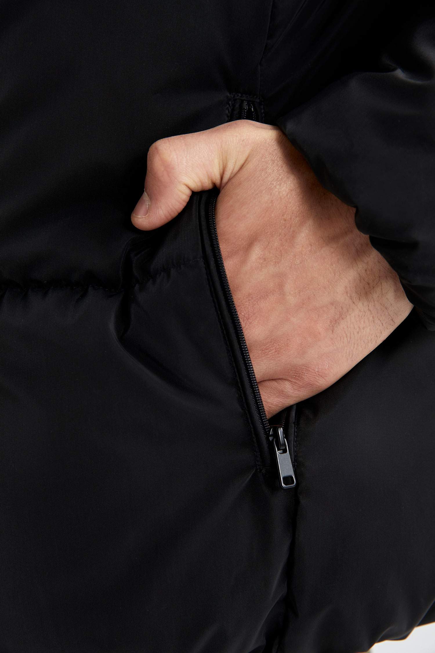 Кауртка приталенного кроя с воротником стойкой