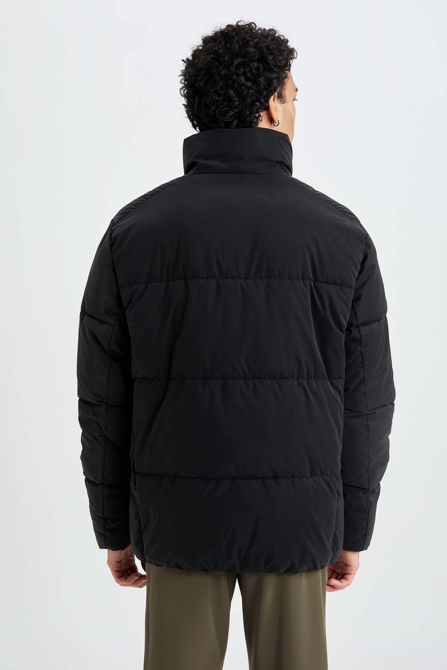 Кауртка приталенного кроя с воротником стойкой