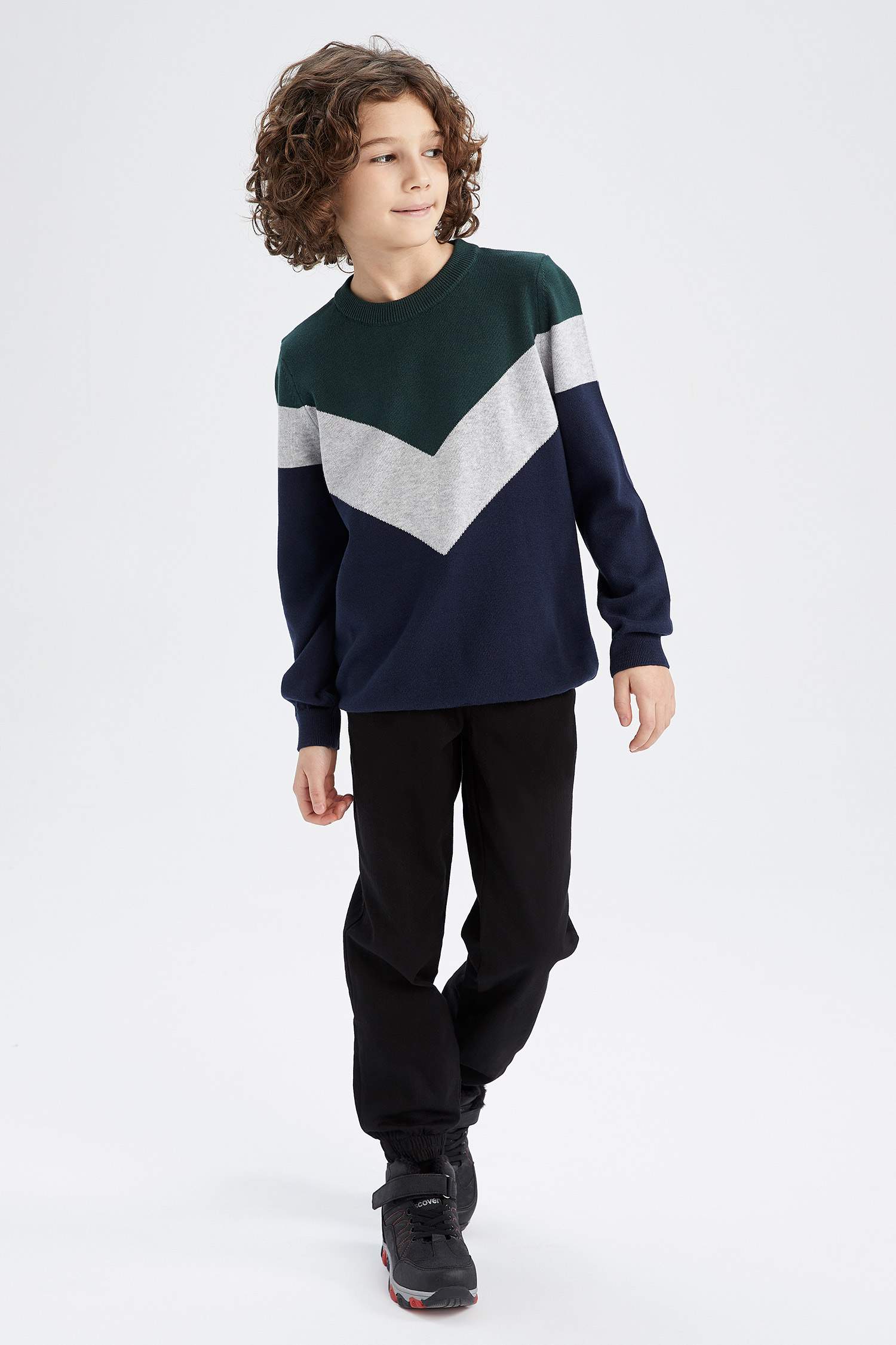 Свитер стандартного кроя с круглым вырезом для мальчиков