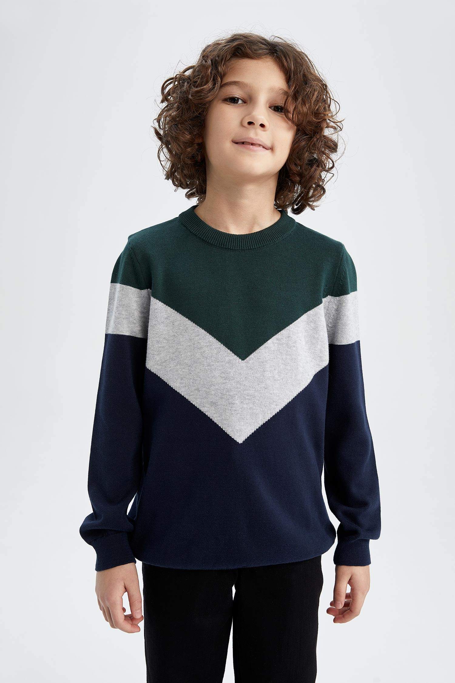 Свитер стандартного кроя с круглым вырезом для мальчиков