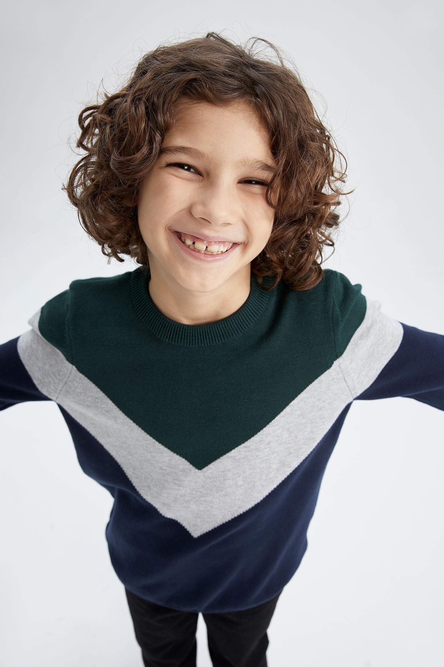 Свитер стандартного кроя с круглым вырезом для мальчиков