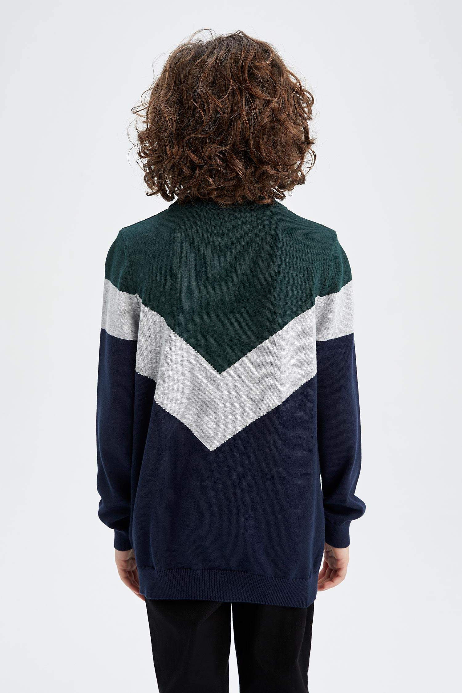 Свитер стандартного кроя с круглым вырезом для мальчиков