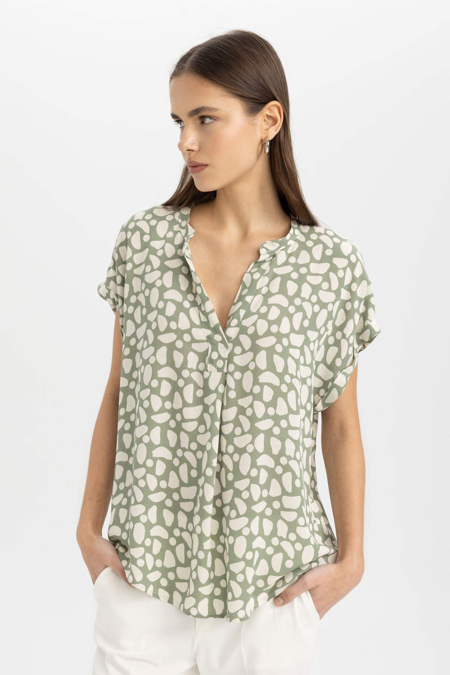 بلوزة بنقشة الزهور قصة عادية برقبة مستديرة