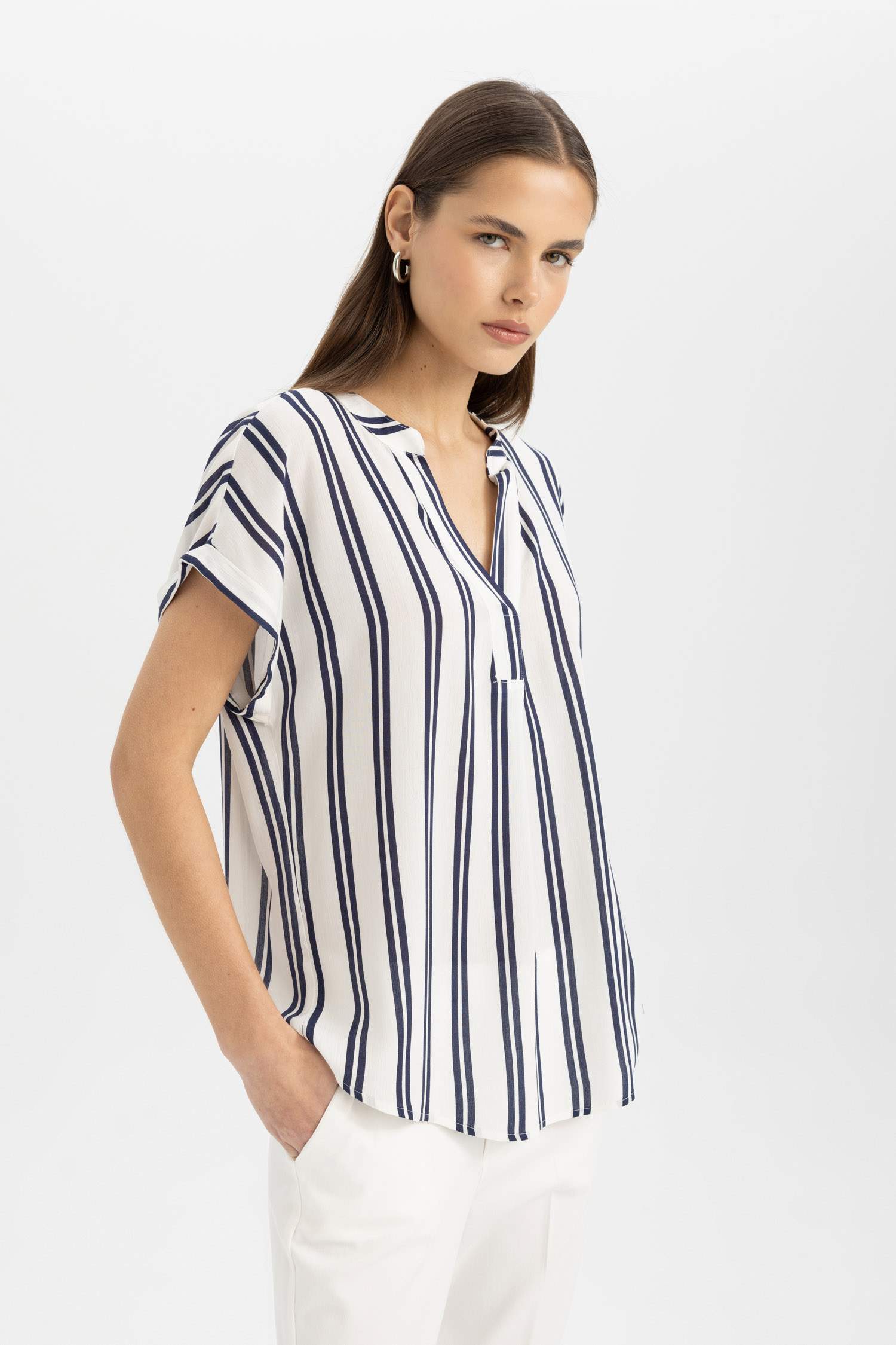 بلوزة مخططة نص ردن قصة عادية بياخة مستديرة