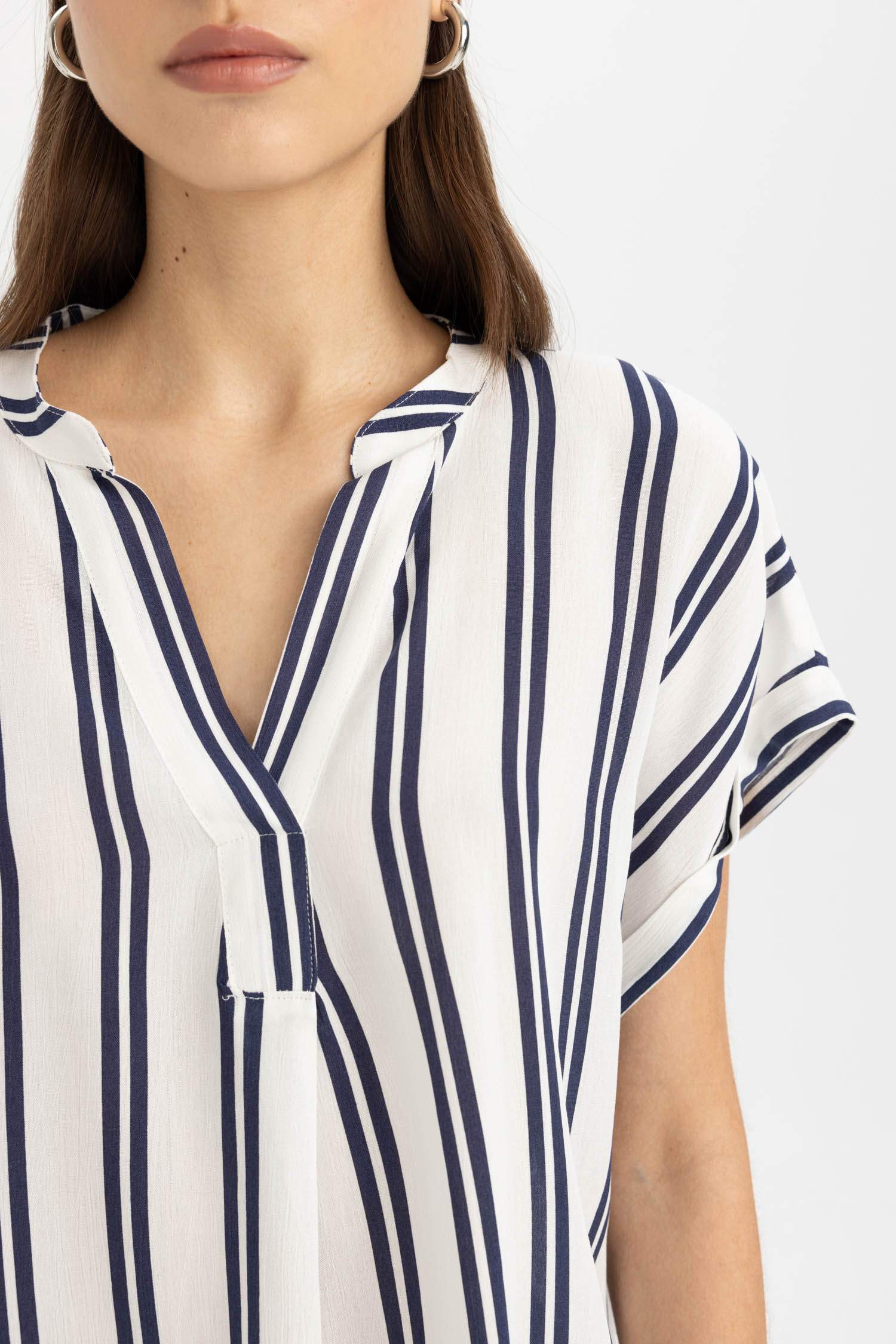 بلوزة مخططة نص ردن قصة عادية بياخة مستديرة