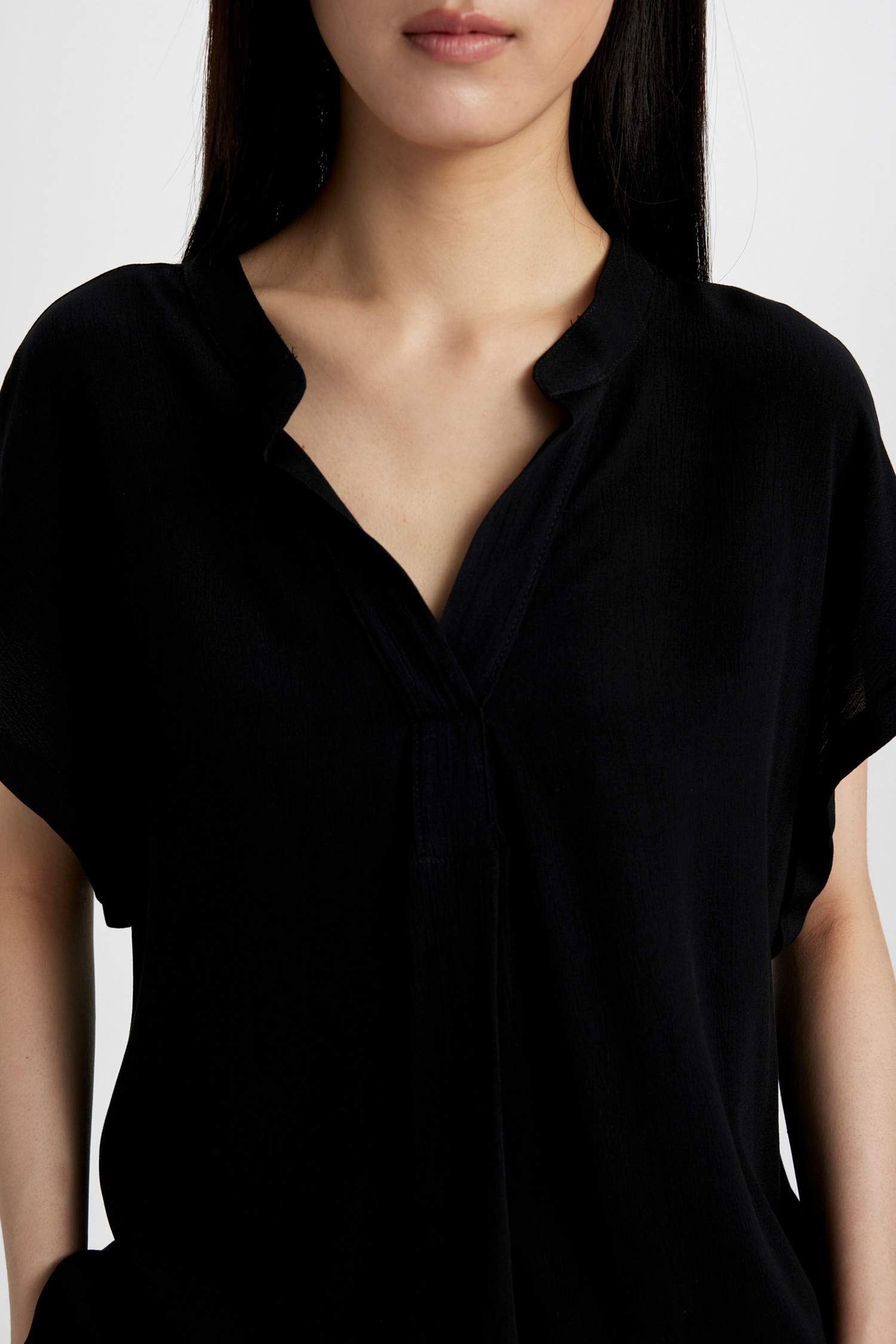 Regular Fıt Bisiklet Yaka Krinkıl Kumaş Kısa Kollu Bluz